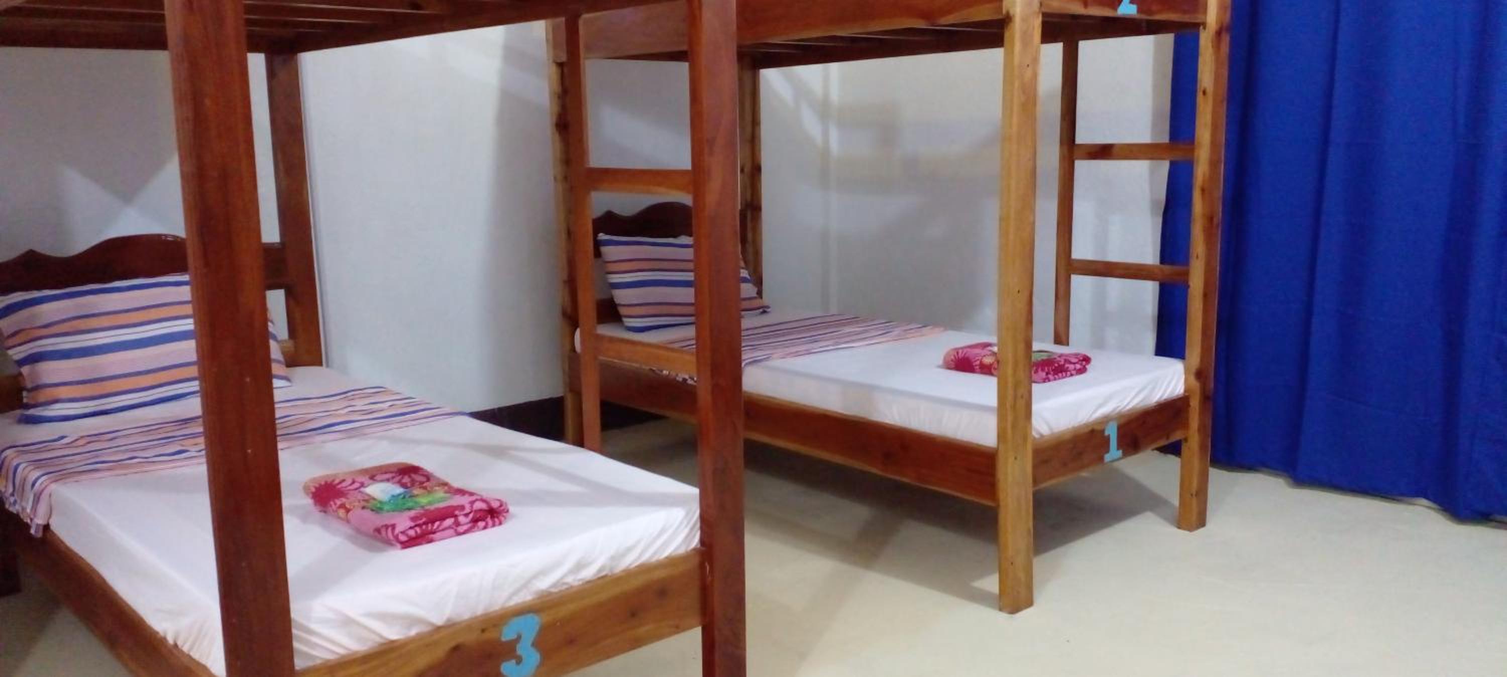 Economy Quadruple Room - Photo 11