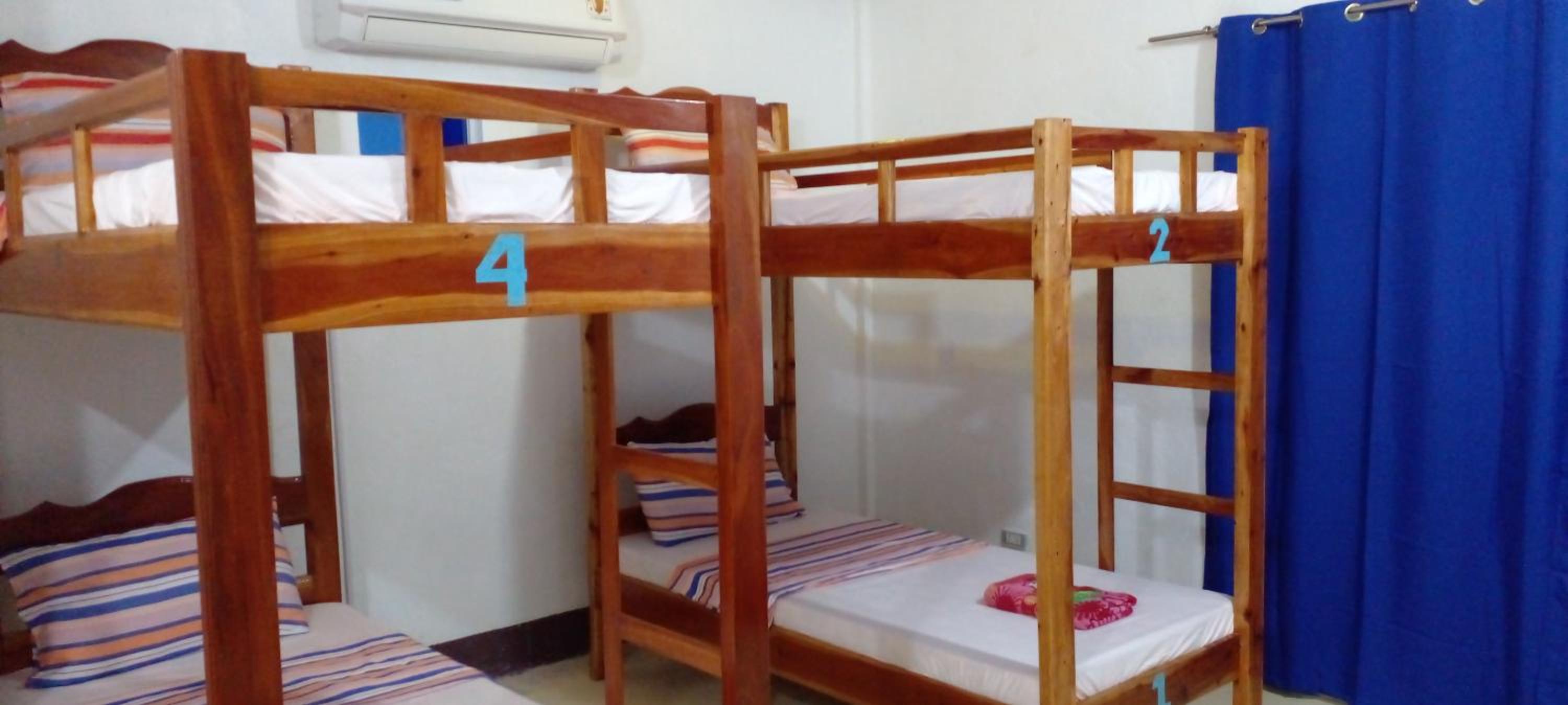 Economy Quadruple Room - Photo 12