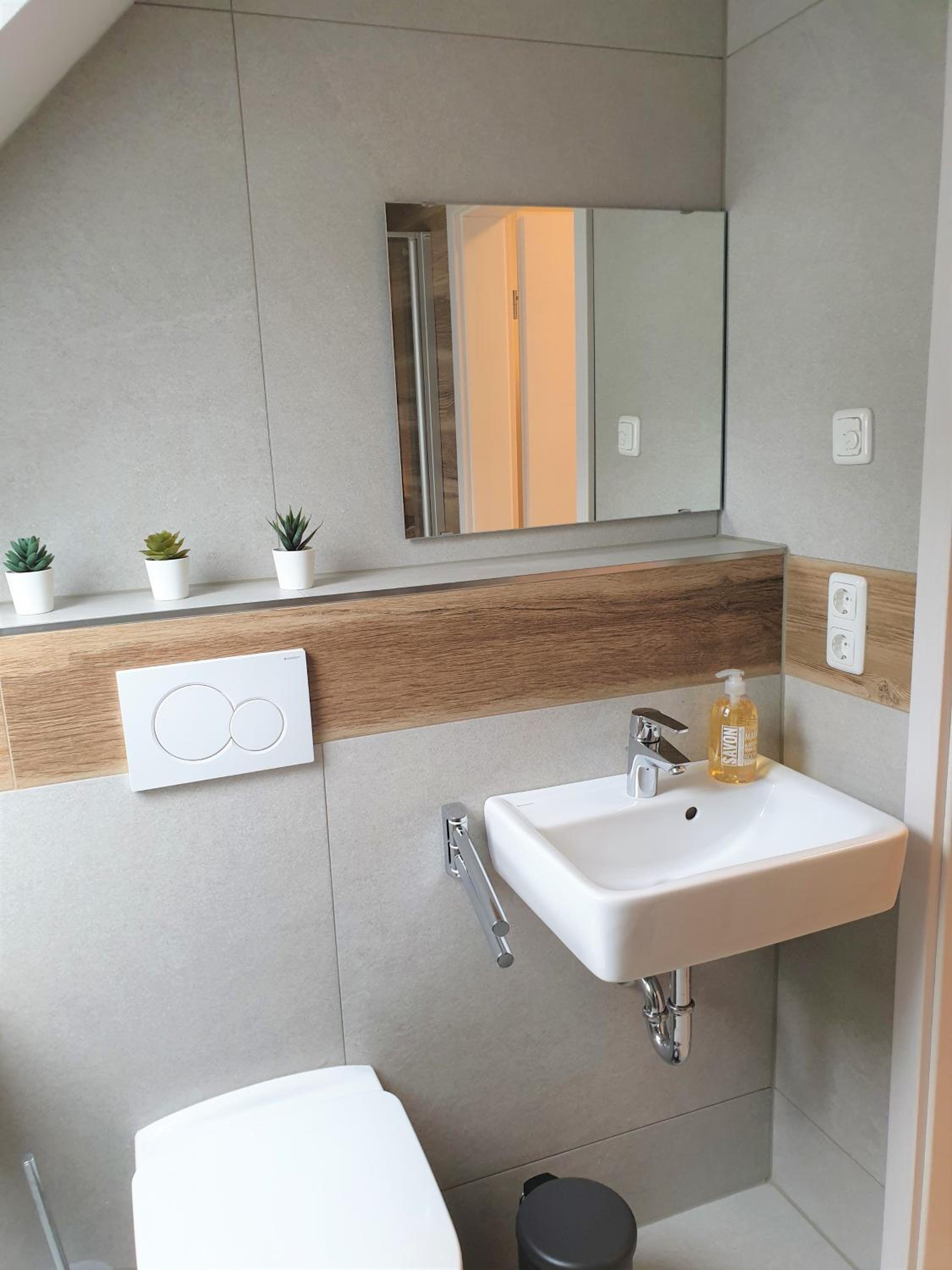 Double or Twin Room with Private Bathroom - Photo 6