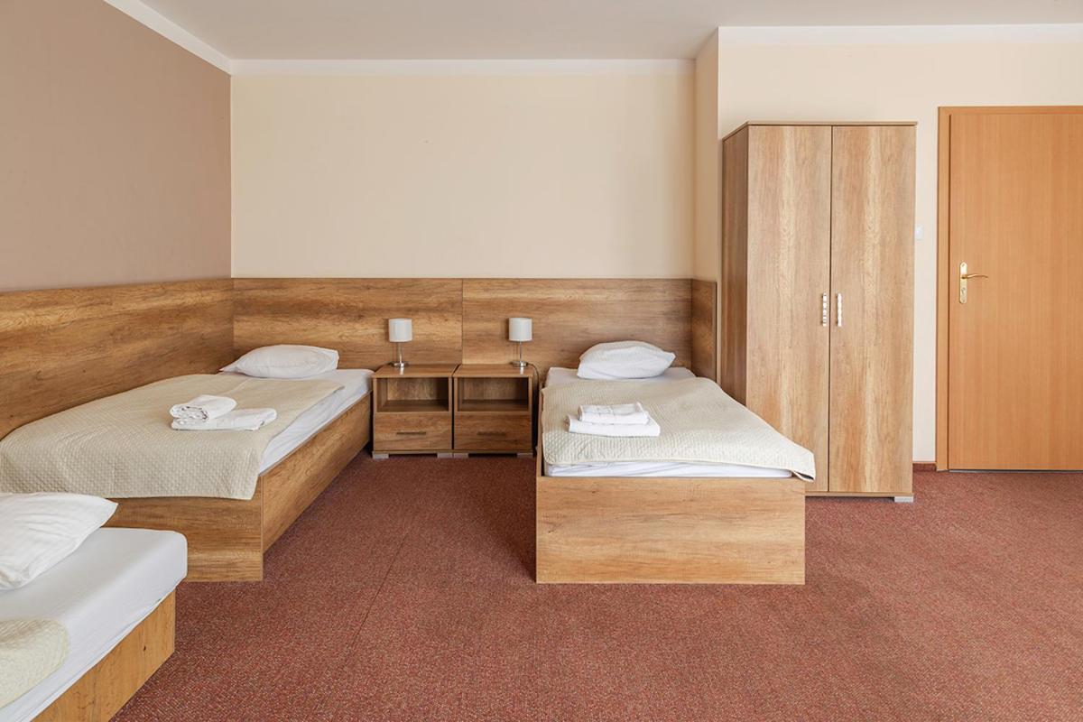 Twin Room with Extra Bed - Photo 2