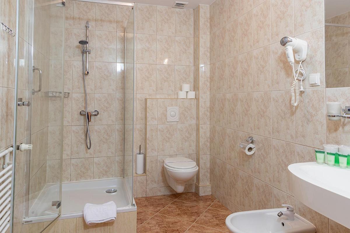 Twin Room with Extra Bed - Photo 5