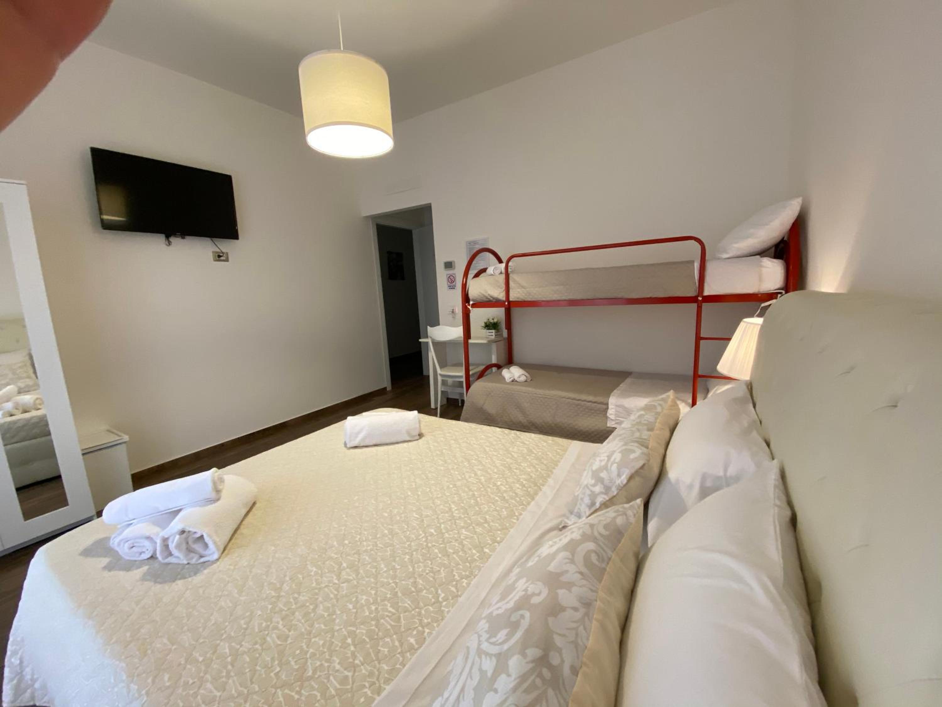 Quadruple Room with Private Bathroom photo 3