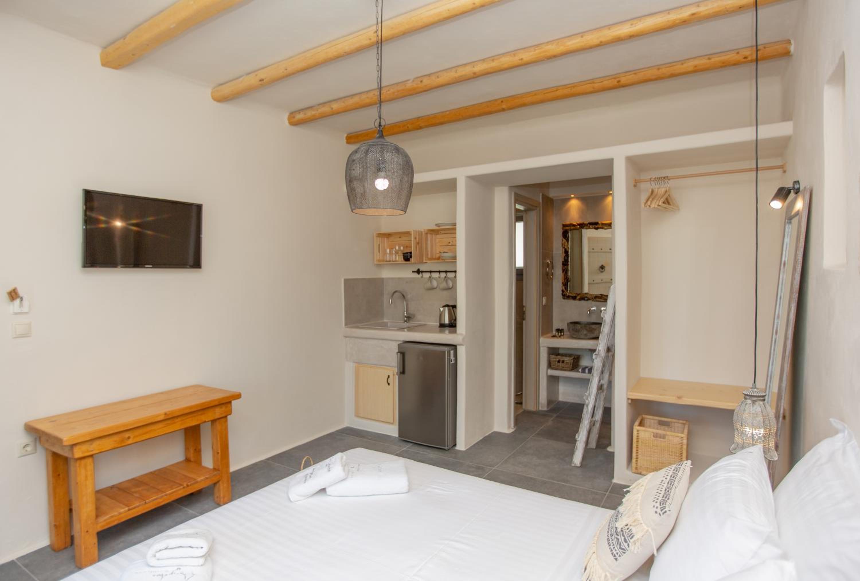 Deluxe Double Room with Balcony - Photo 5