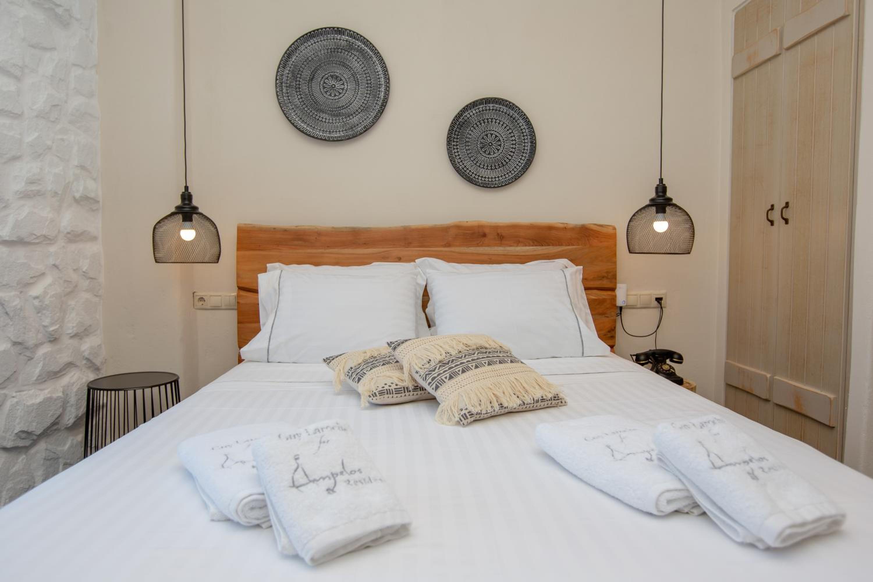 Deluxe Double Room with Balcony - Photo 12