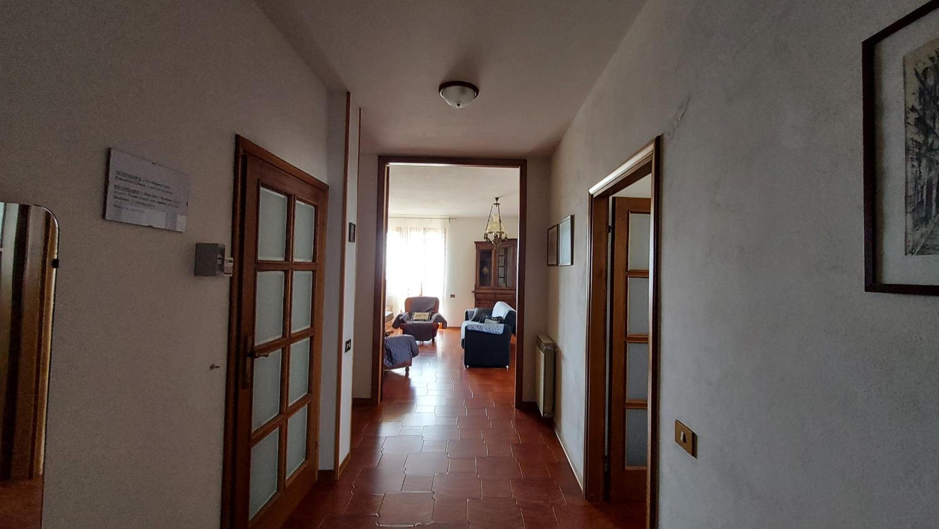 Five-Bedroom House photo 1