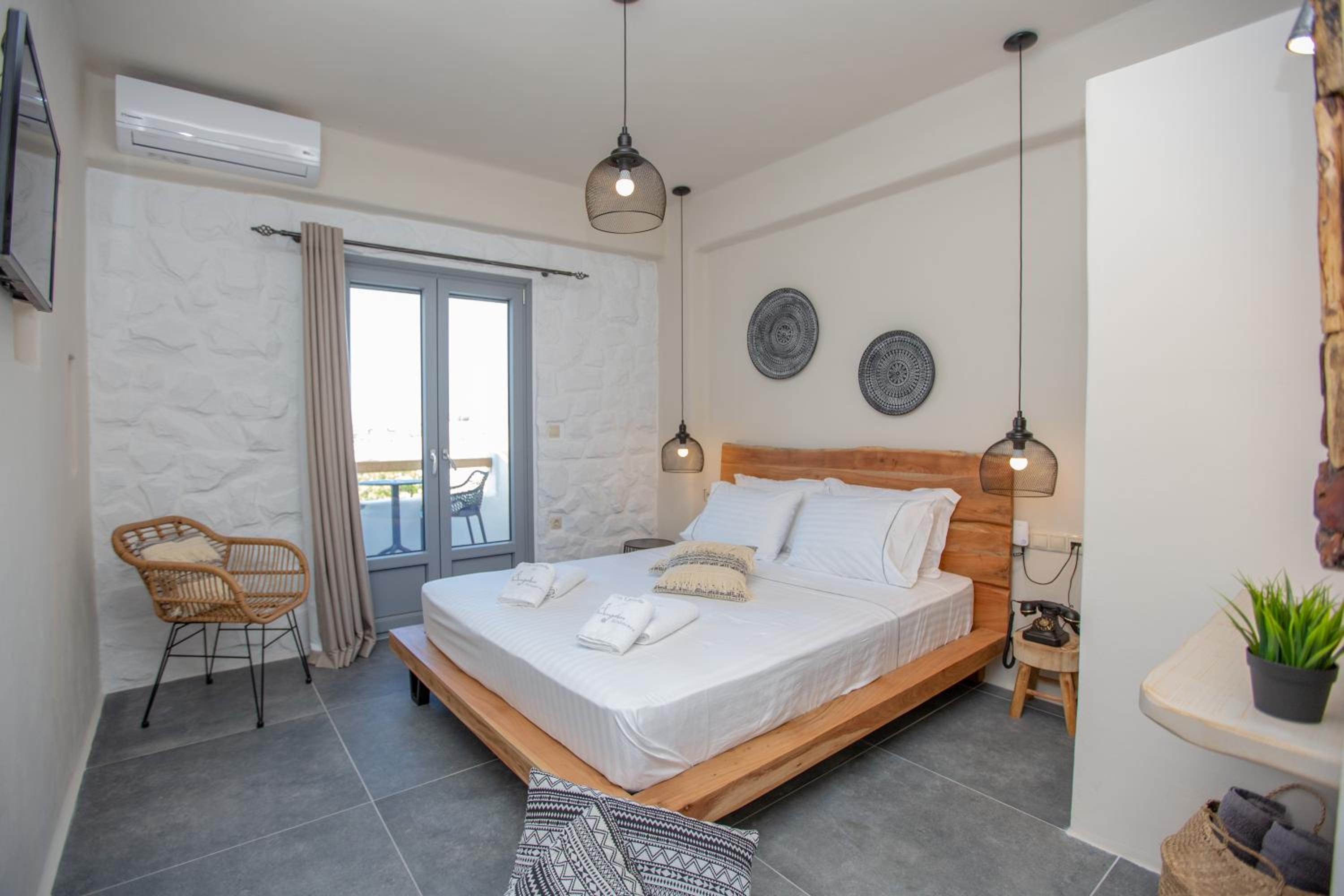 Deluxe Double Room with Balcony - Photo 9