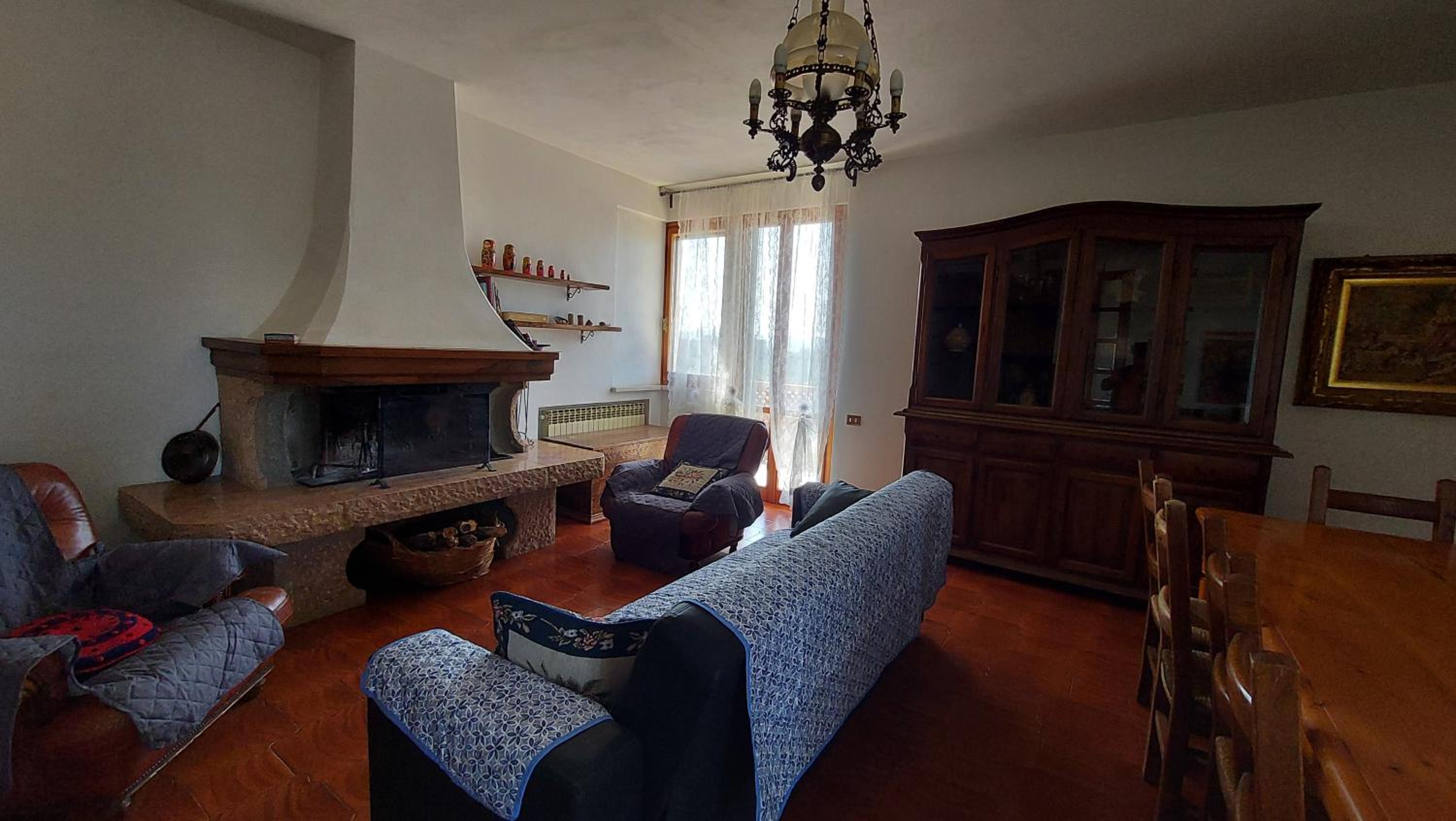 Five-Bedroom House photo 2
