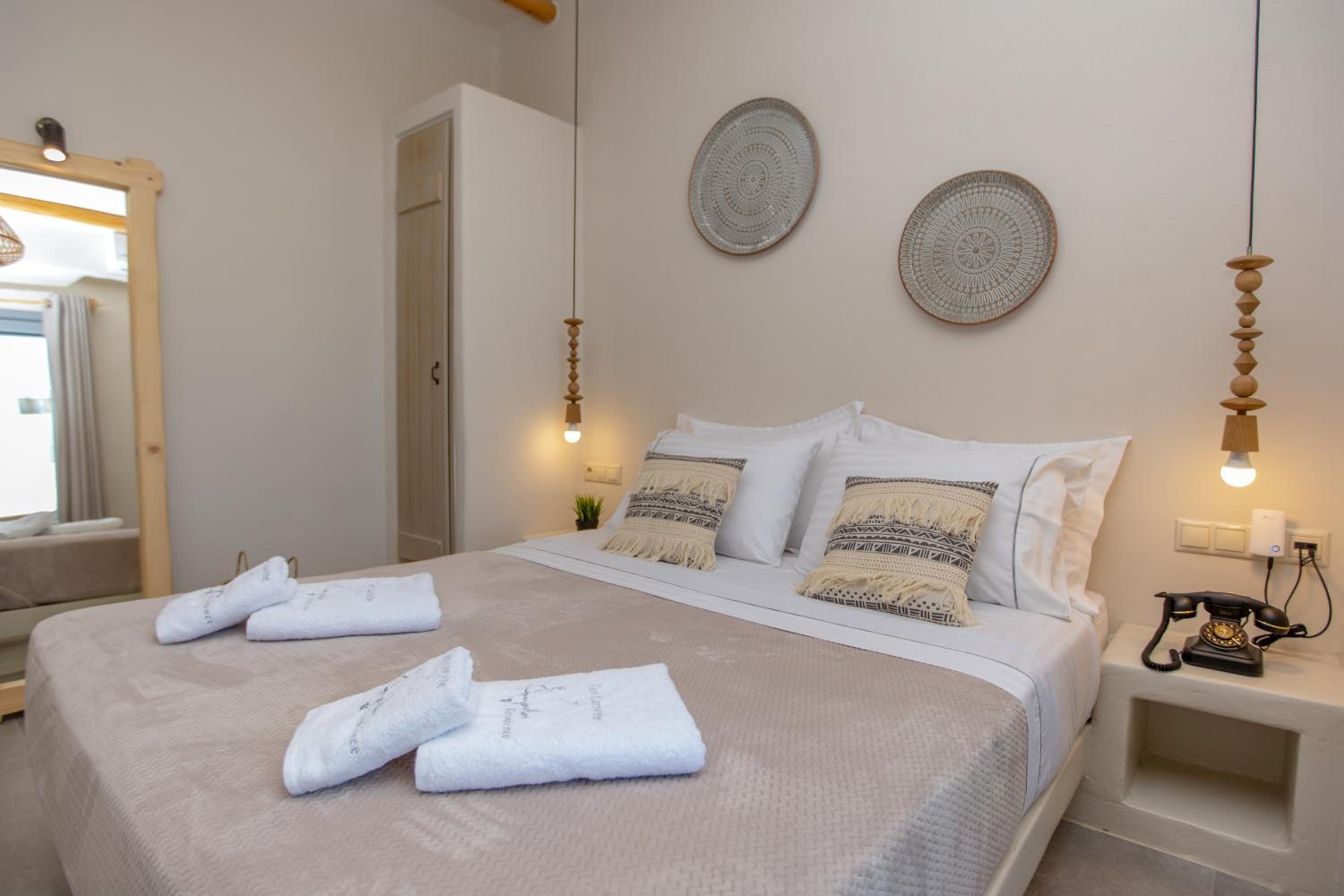 Deluxe Double Room with Balcony - Photo 6