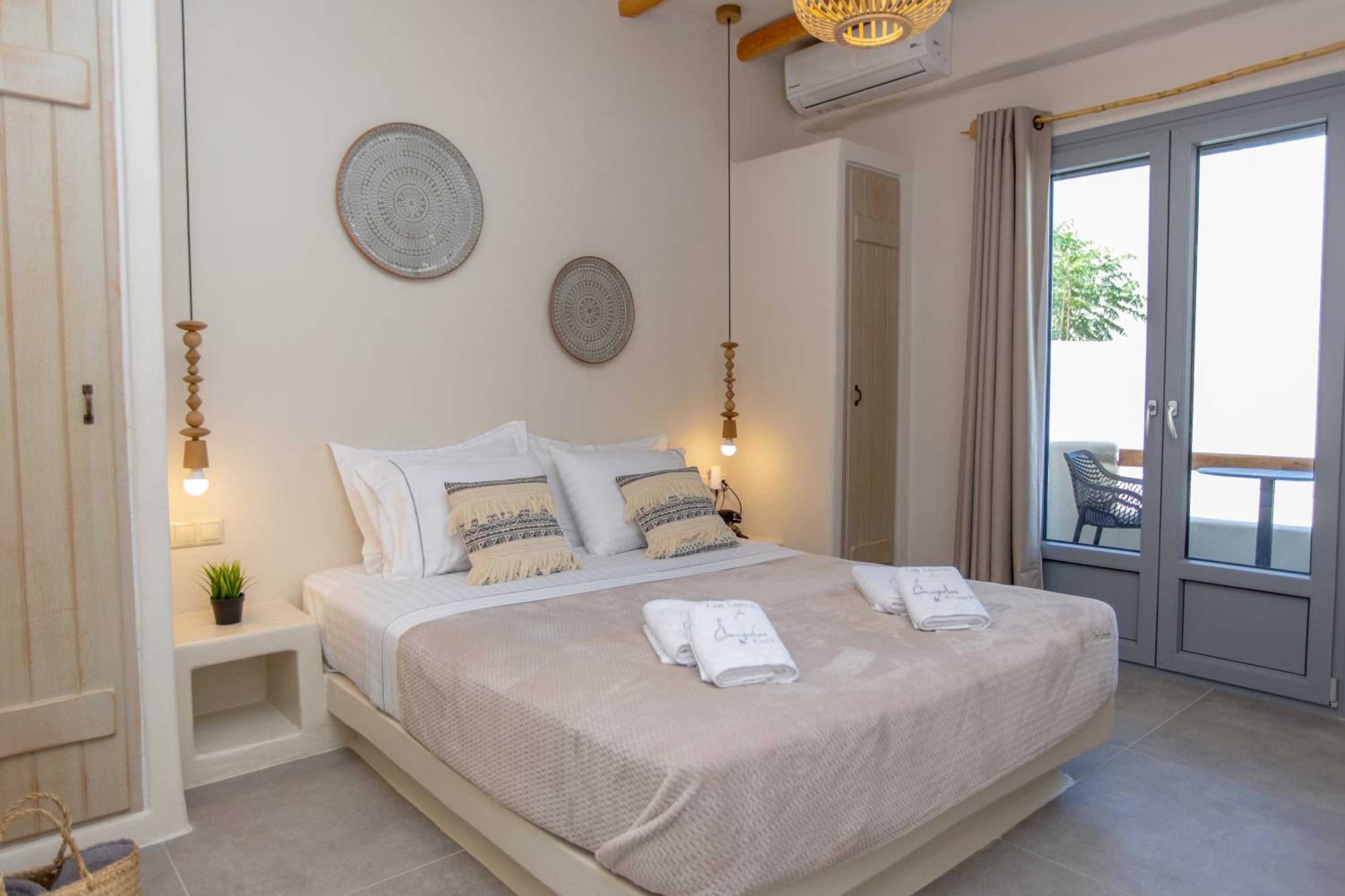 Deluxe Double Room with Balcony - Photo 14
