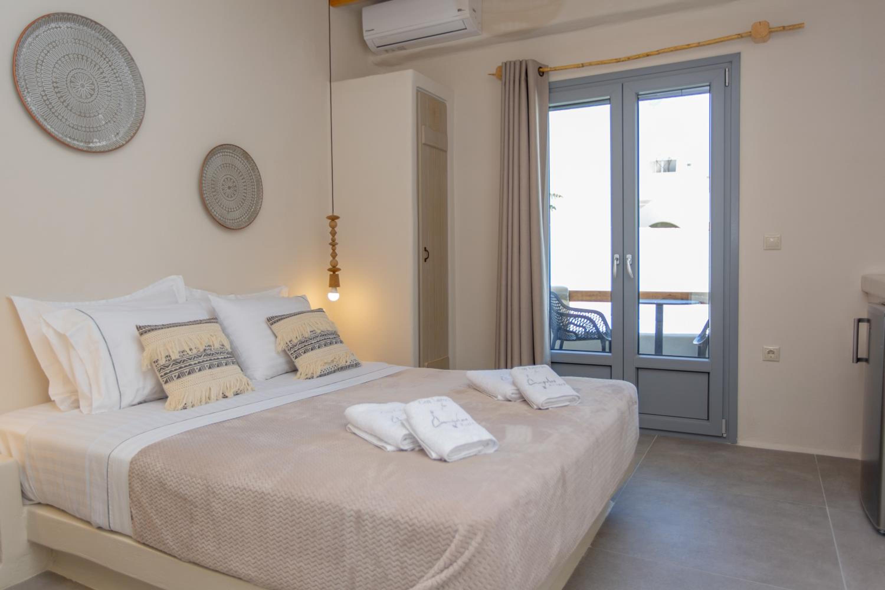 Deluxe Double Room with Balcony - Photo 7