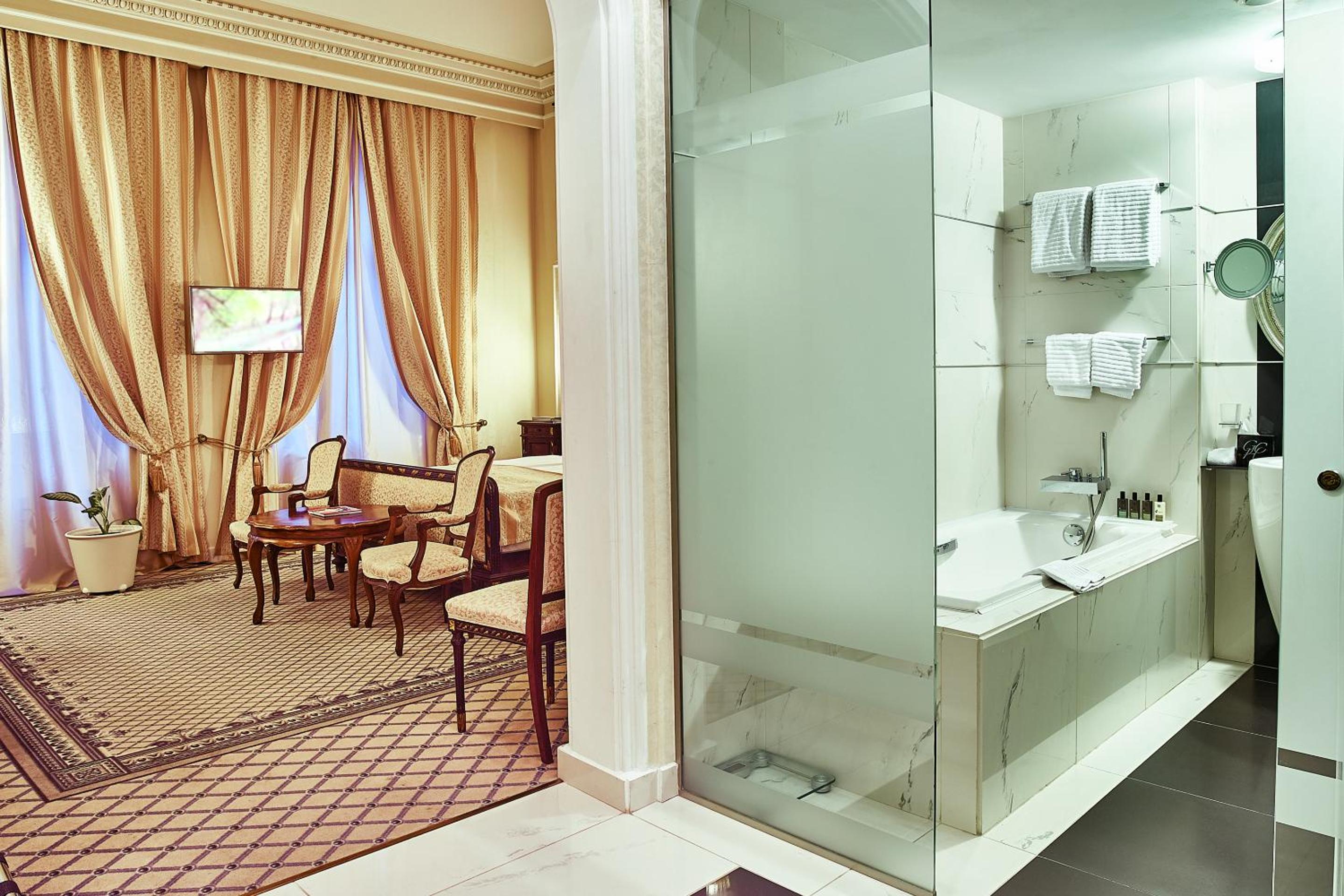 Deluxe Double Room - Photo 9