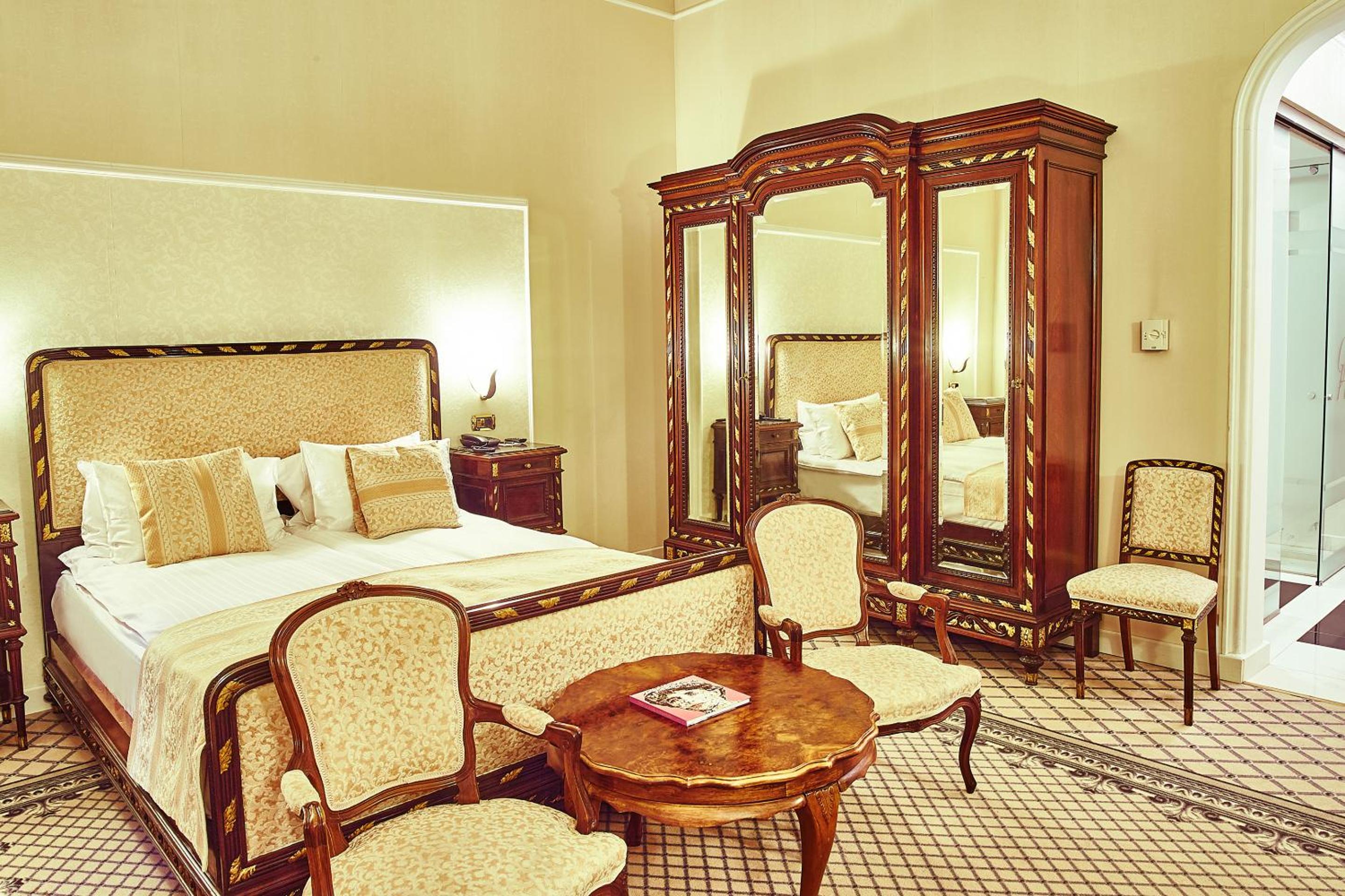 Deluxe Double Room - Photo 8