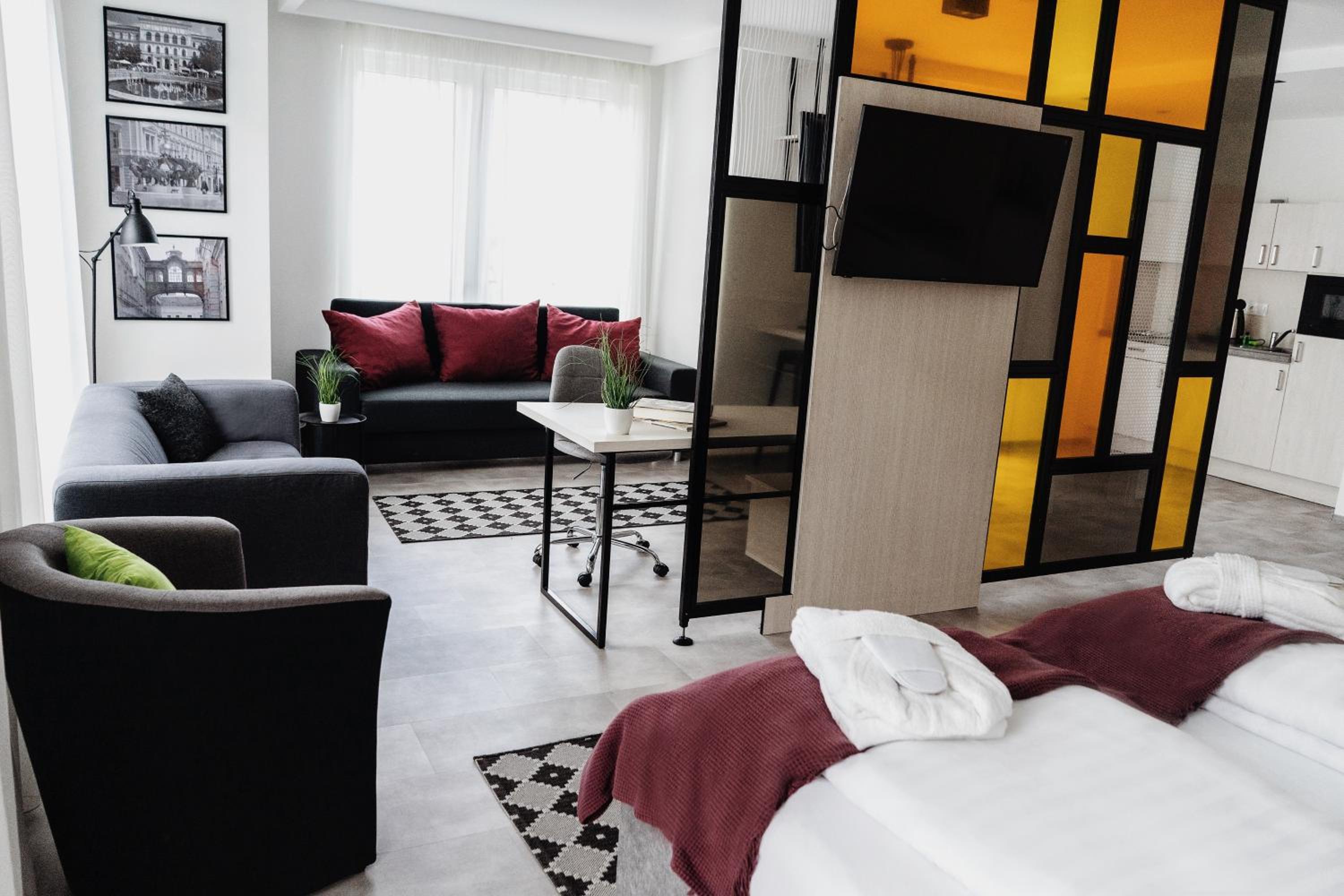 Executive Suite - Photo 3