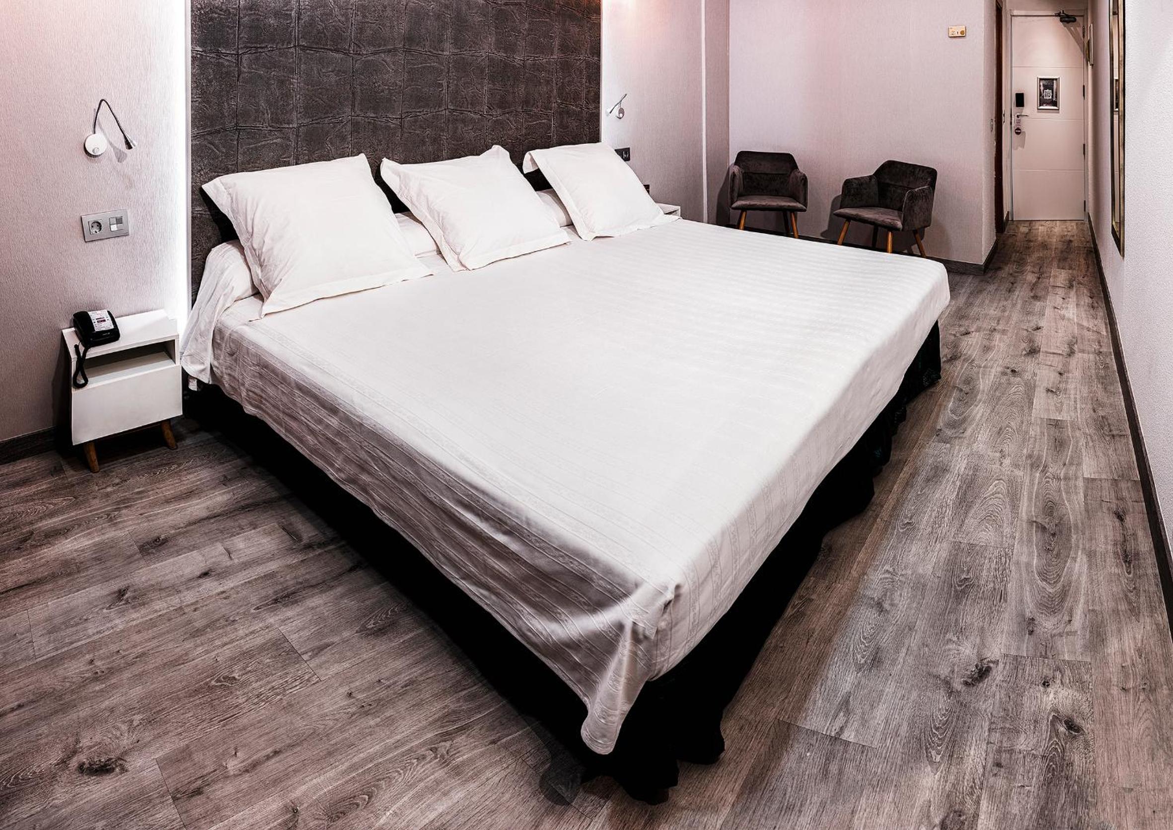 Romantic Offer Deluxe King Room - Photo 1