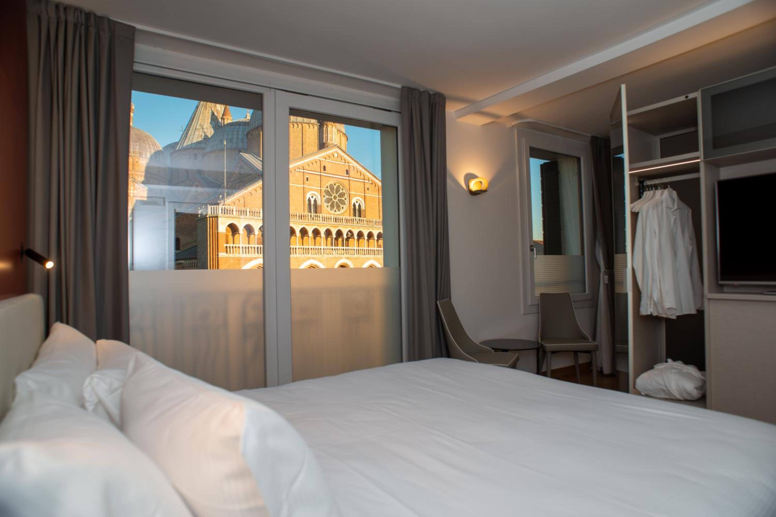 Deluxe Junior Suite - Photo 12