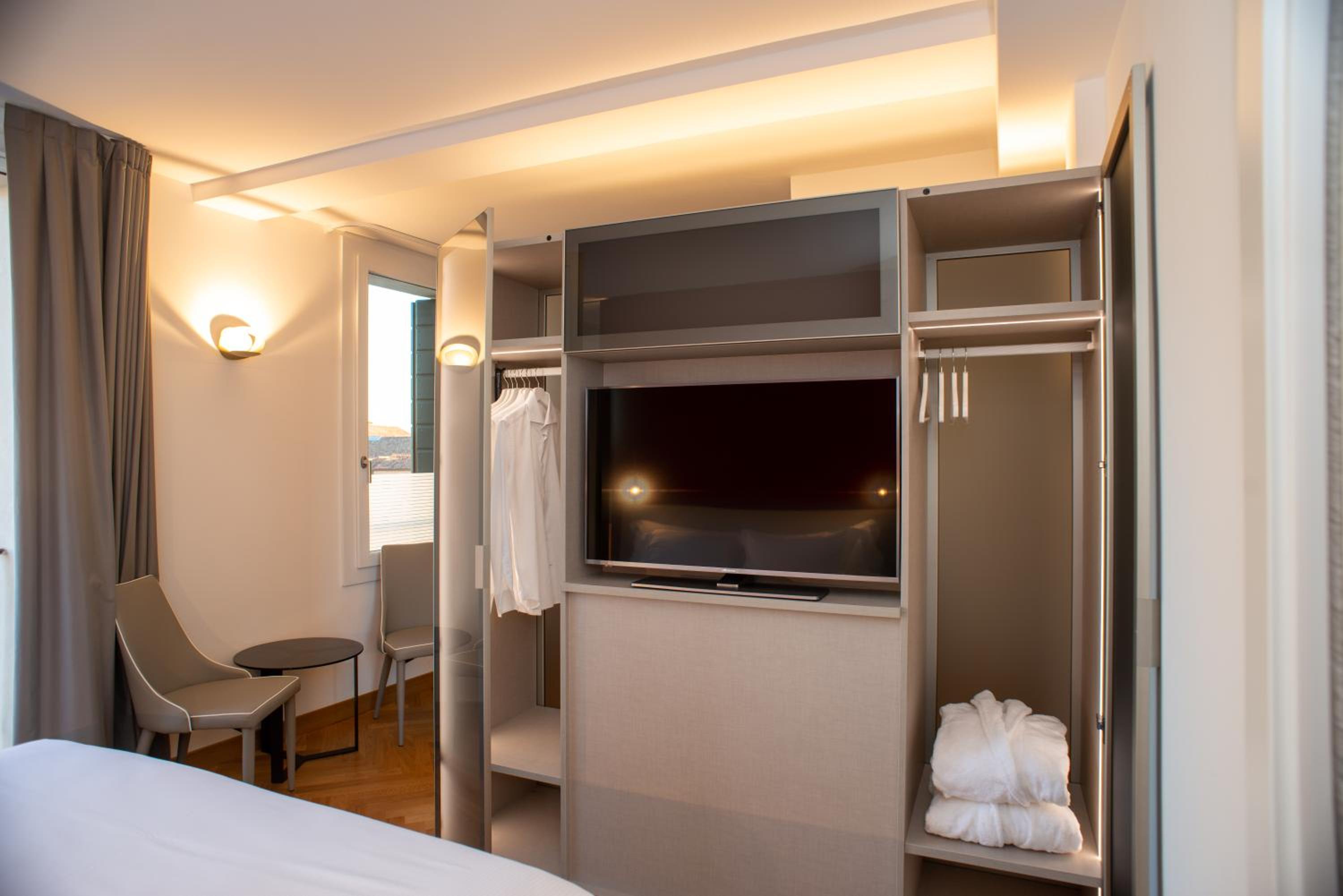 Deluxe Junior Suite - Photo 9