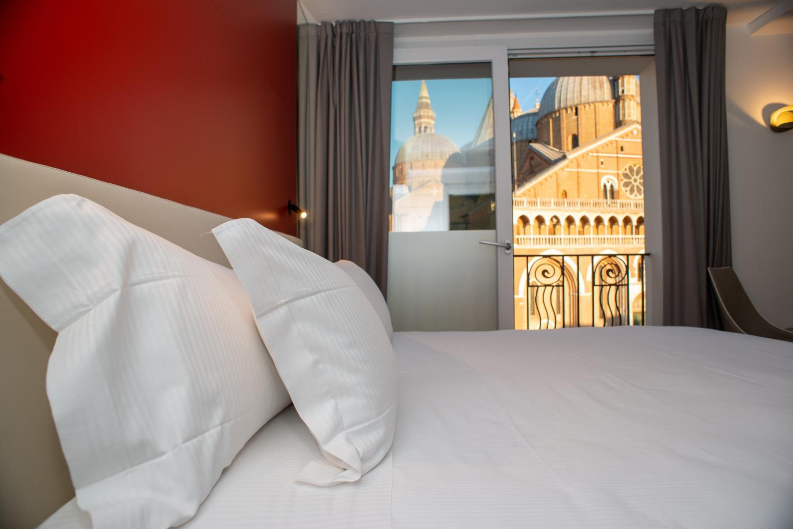 Deluxe Junior Suite - Photo 19