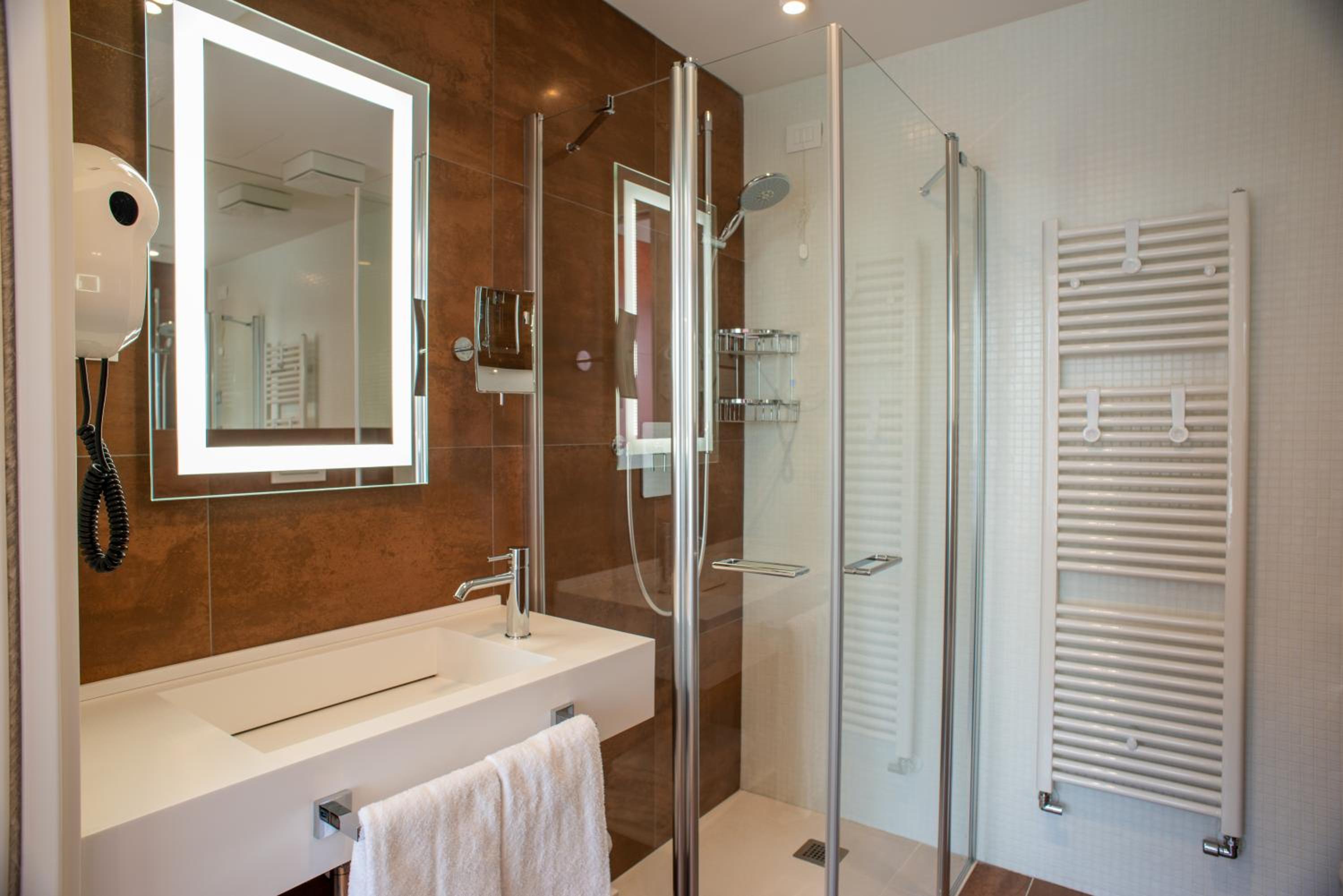 Deluxe Junior Suite - Photo 15