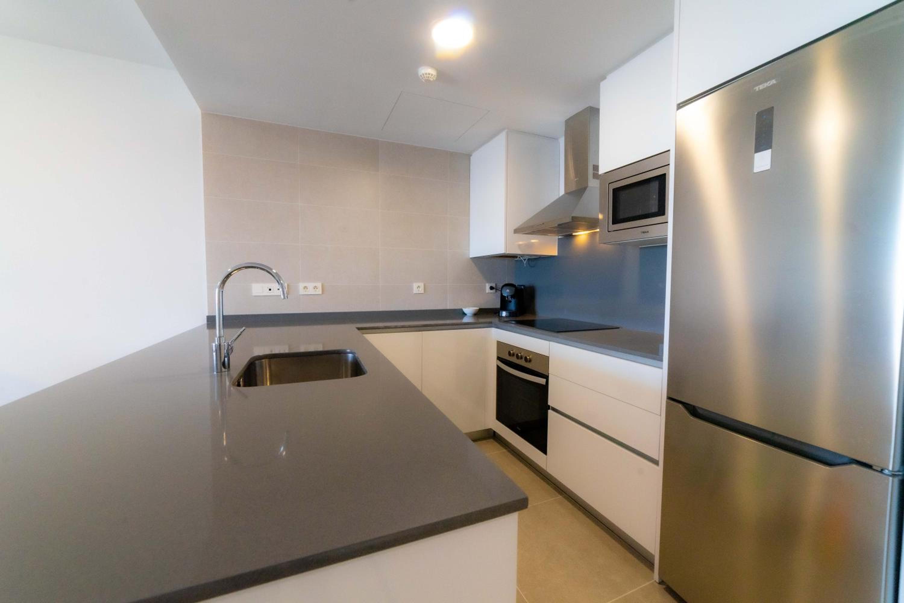 Three-Bedroom Apartment with Sea View - Photo 15