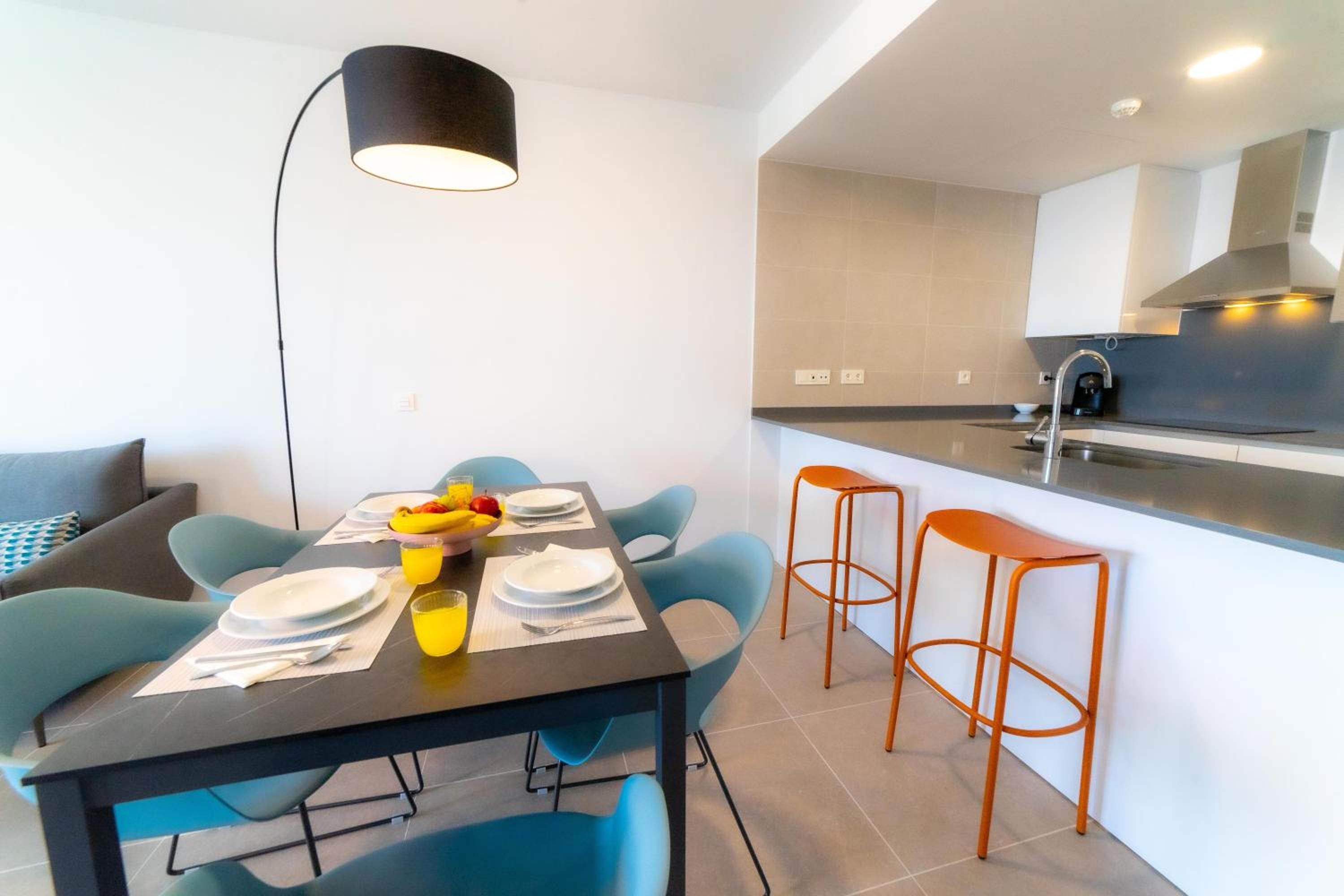 Three-Bedroom Apartment with Sea View - Photo 4
