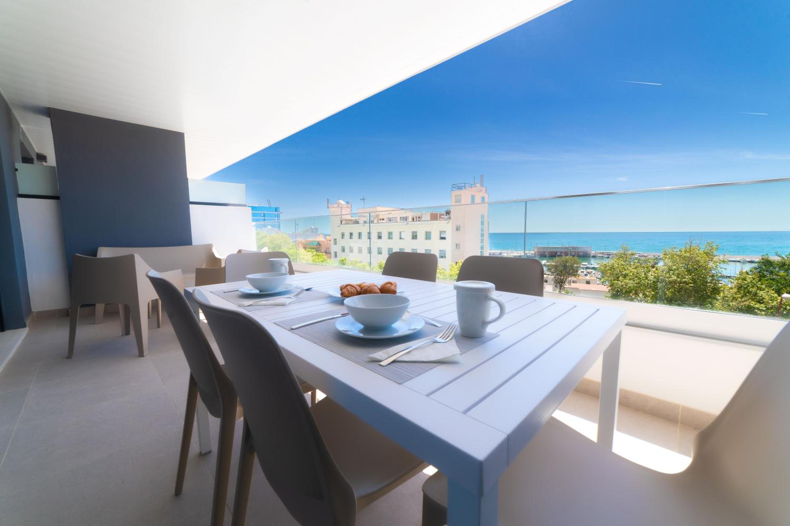 Three-Bedroom Apartment with Sea View - Photo 5