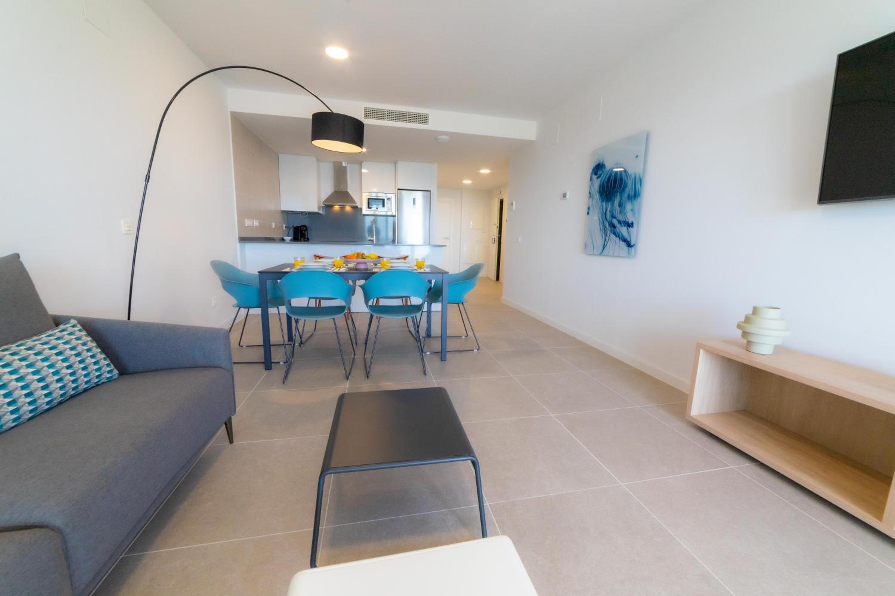 Three-Bedroom Apartment with Sea View - Photo 7