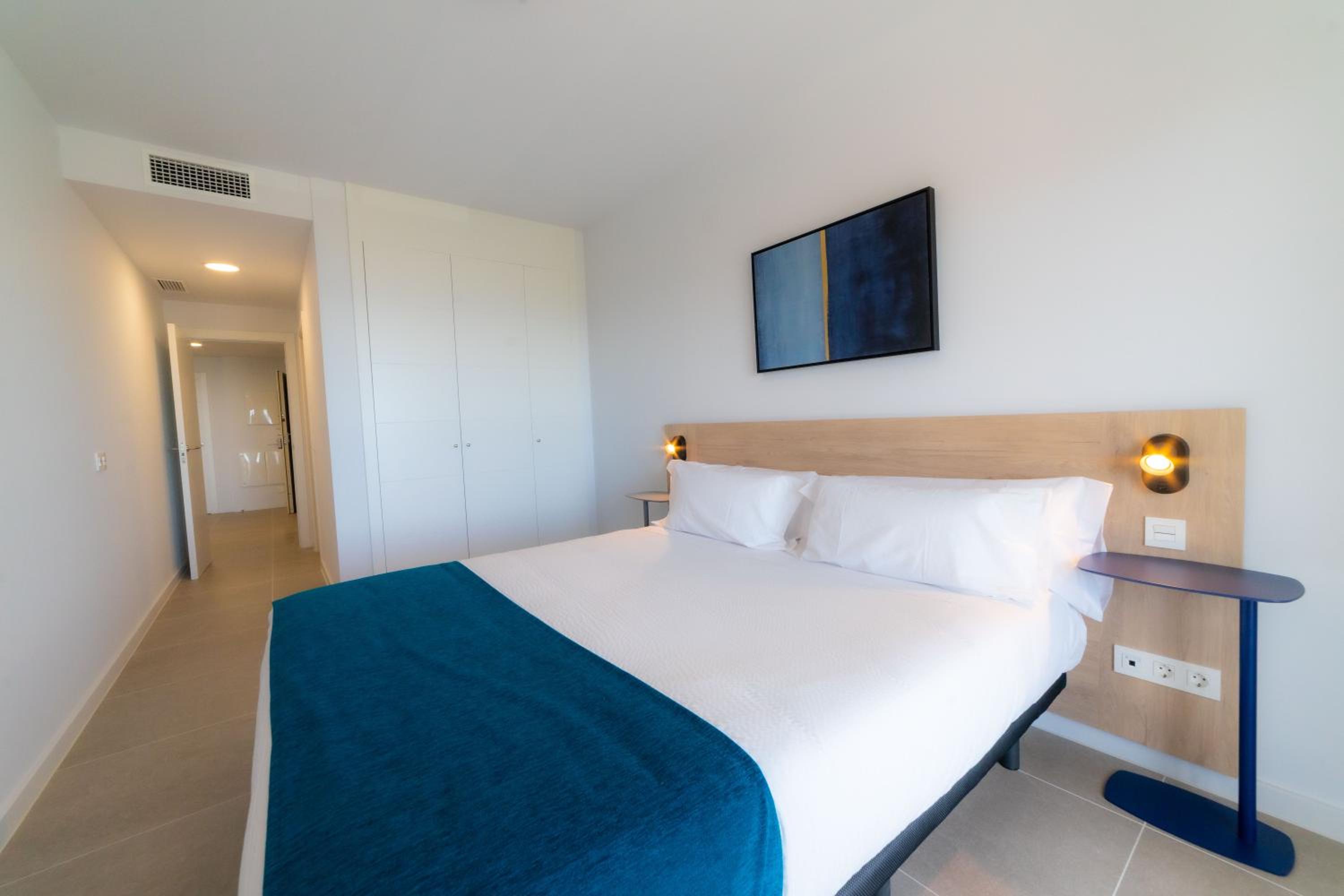 Three-Bedroom Apartment with Sea View - Photo 1