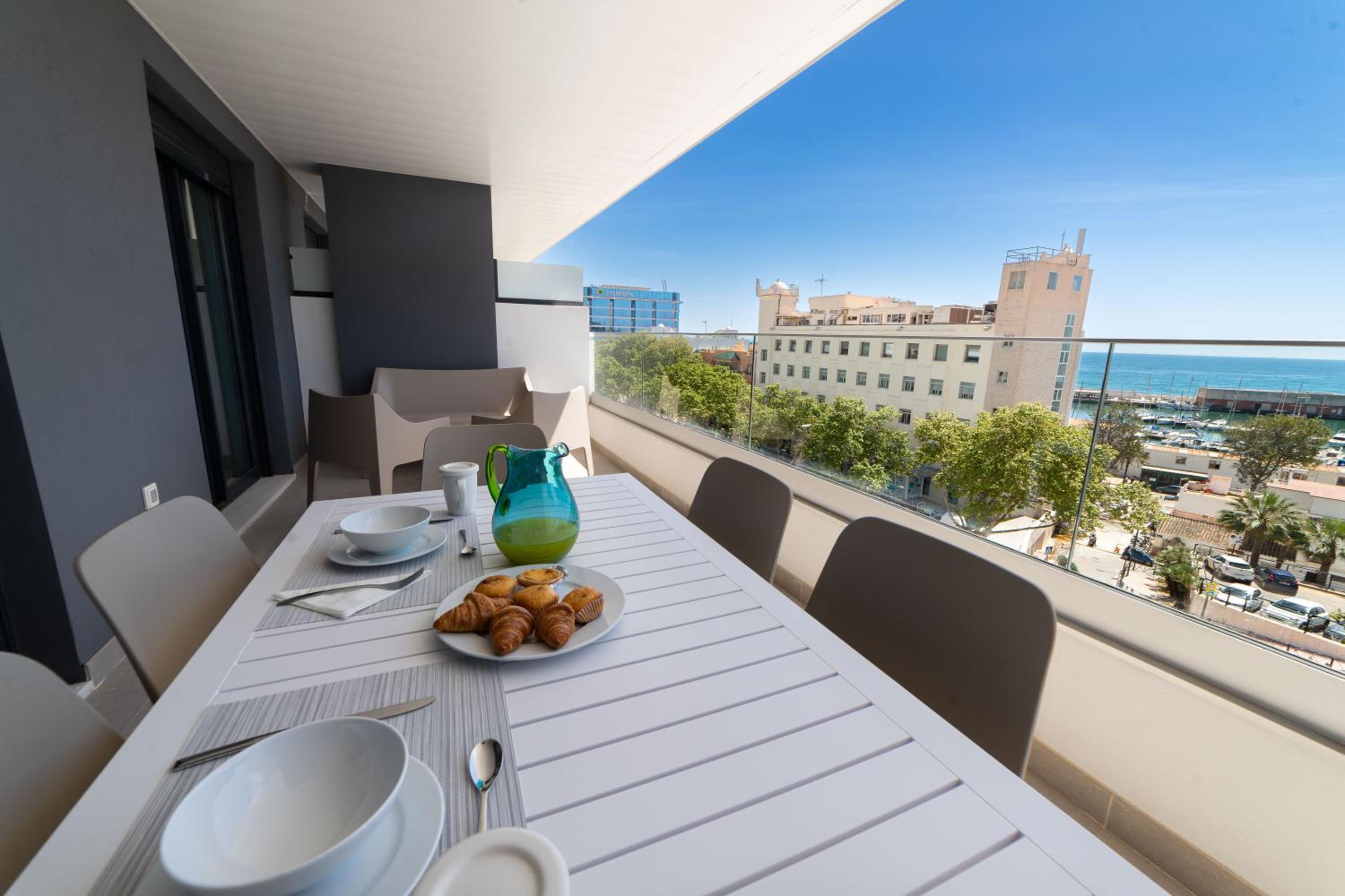 Three-Bedroom Apartment with Sea View - Photo 23