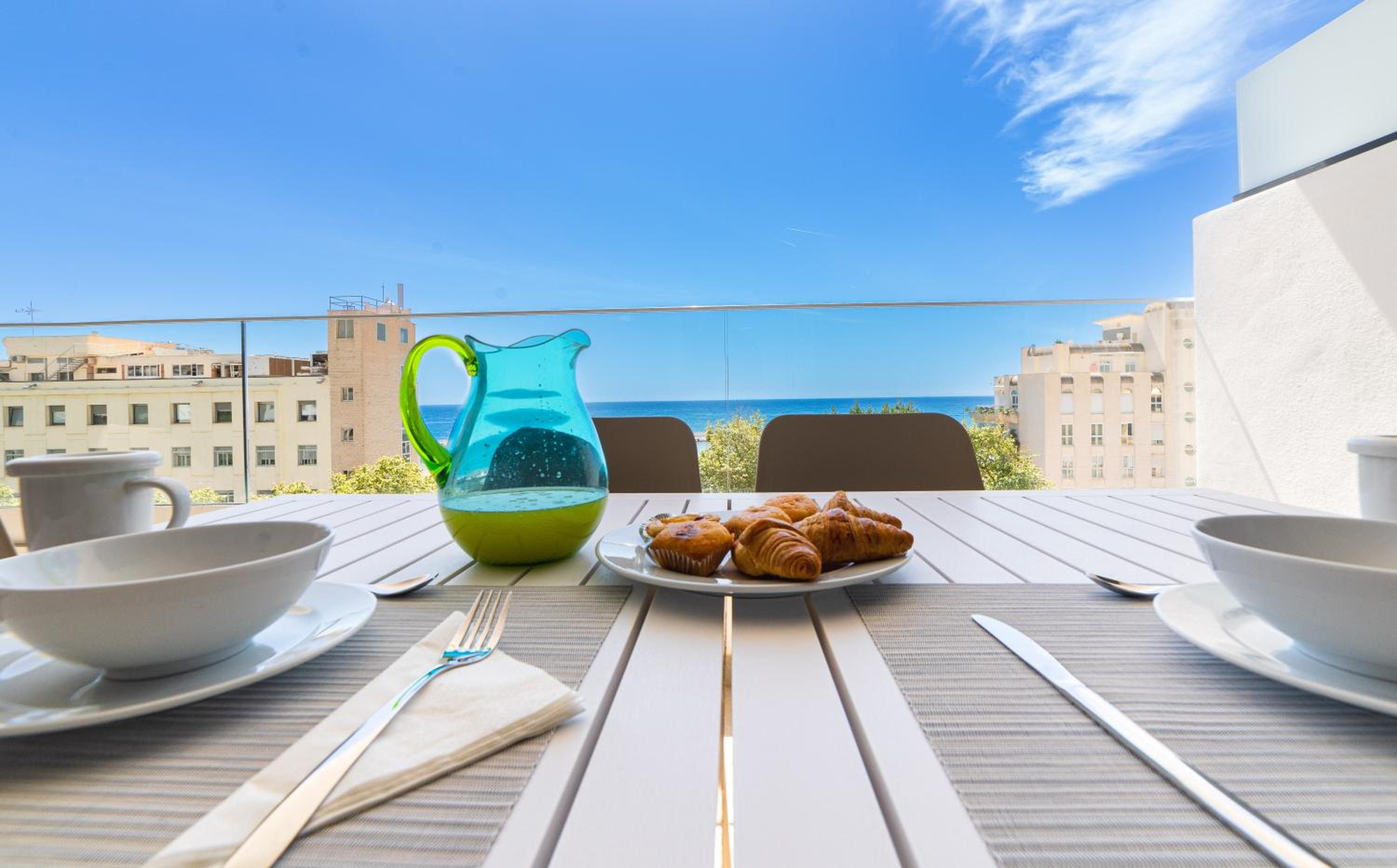 Three-Bedroom Apartment with Sea View - Photo 6
