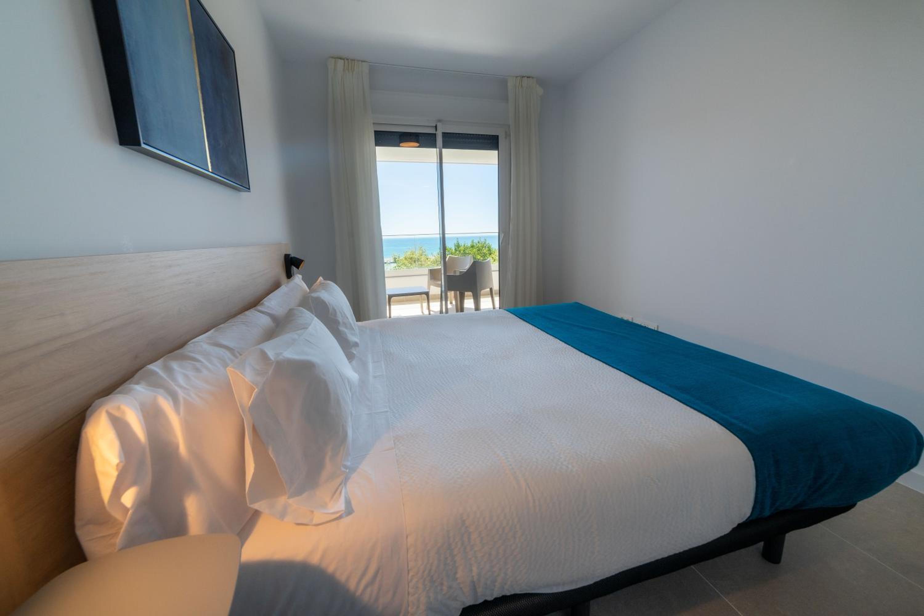 Three-Bedroom Apartment with Sea View - Photo 2