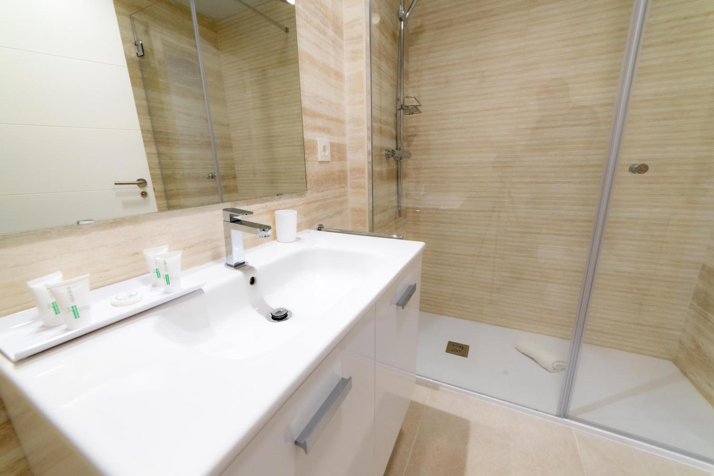 Three-Bedroom Apartment with Sea View - Photo 25