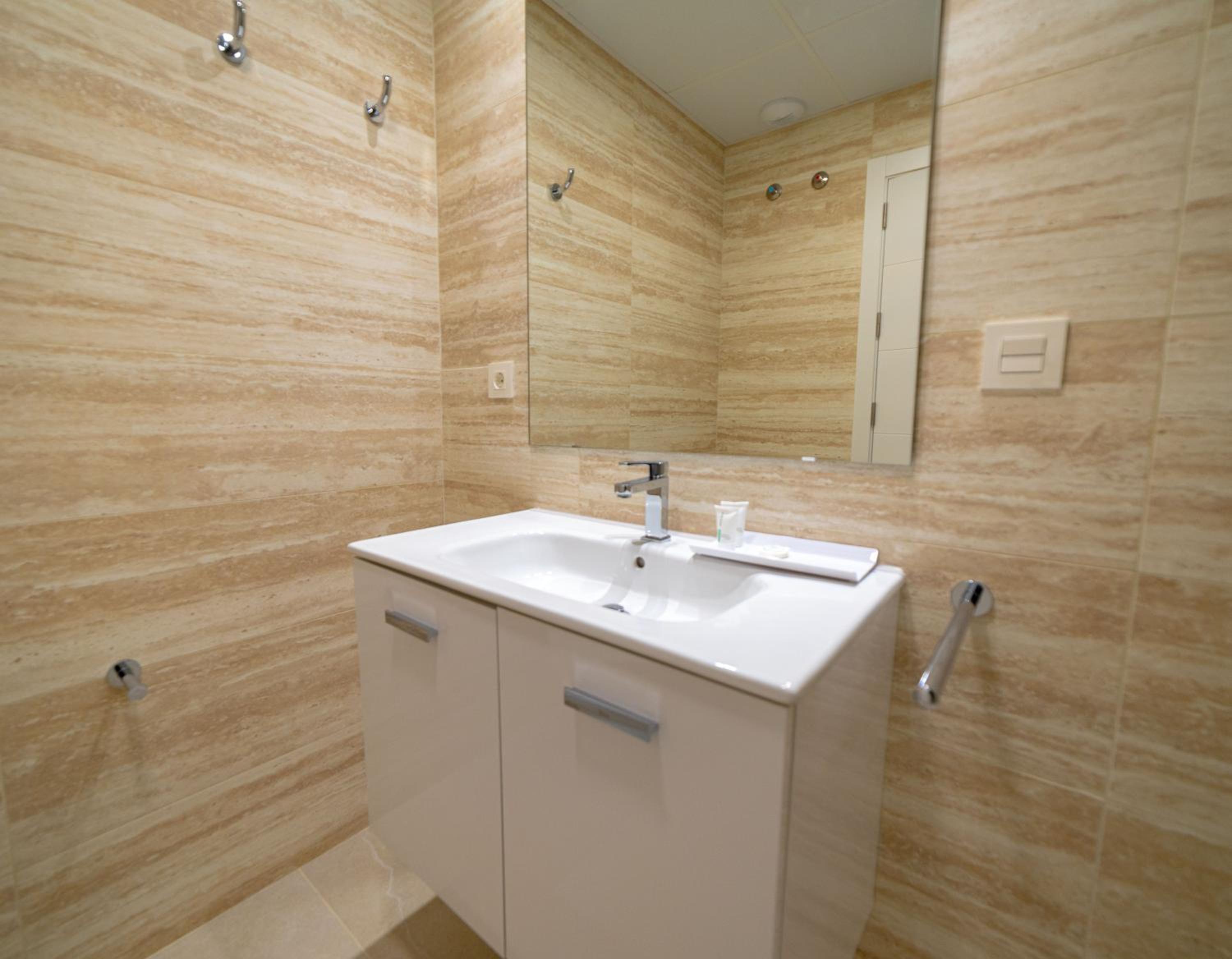 Three-Bedroom Apartment with Sea View - Photo 26