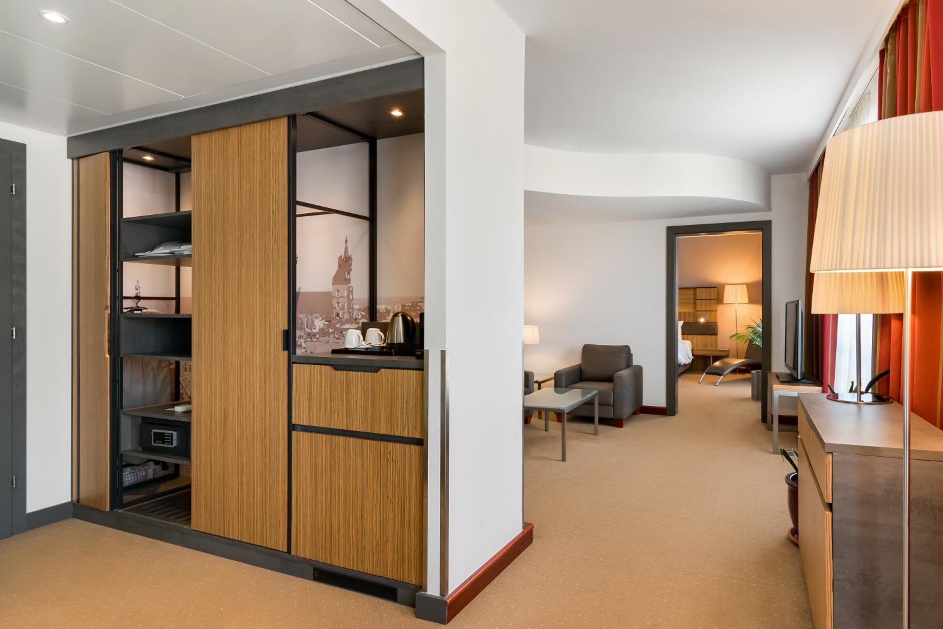 Suite - Photo 7
