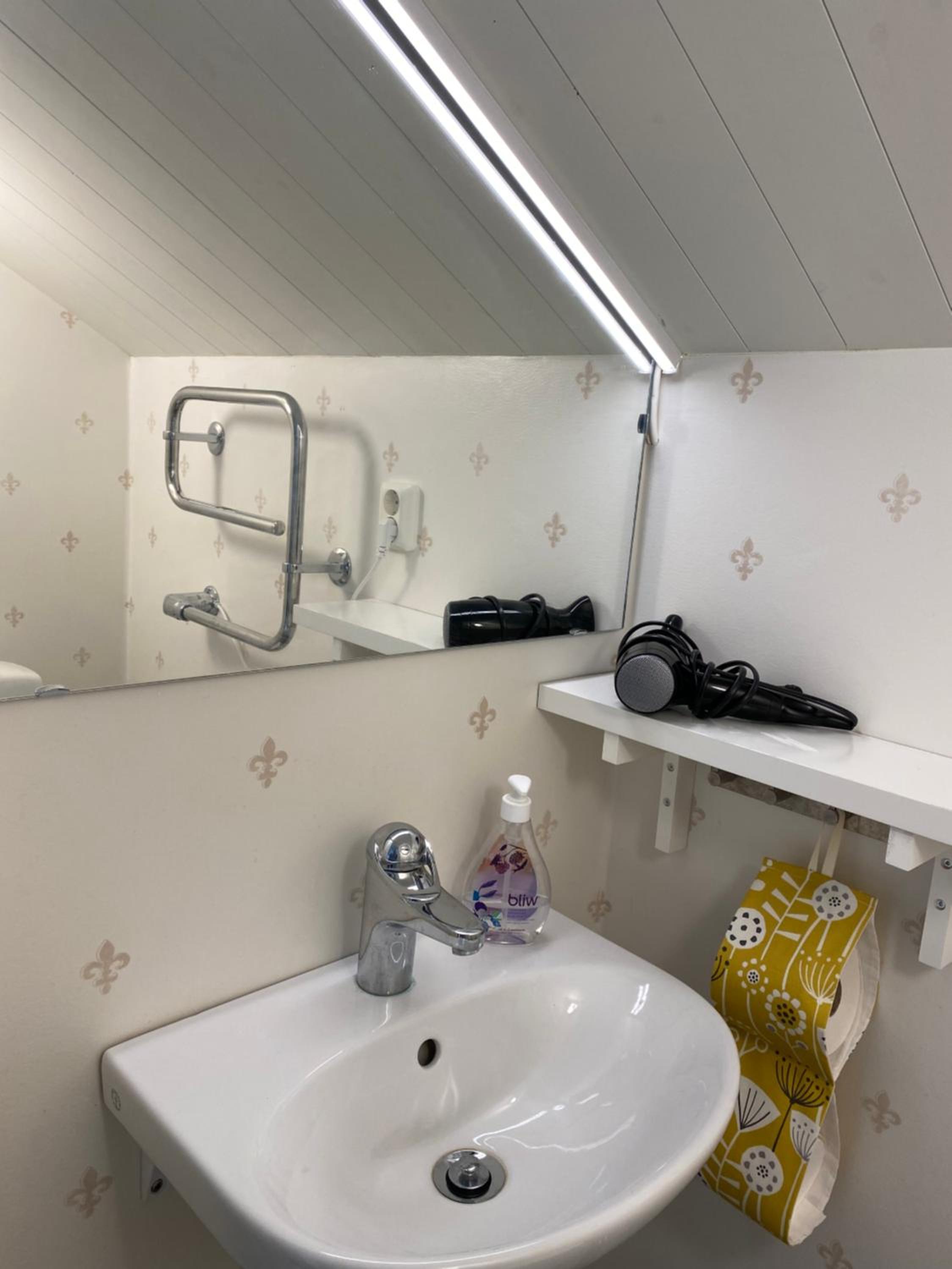 Twin Room with Bathroom - Photo 10