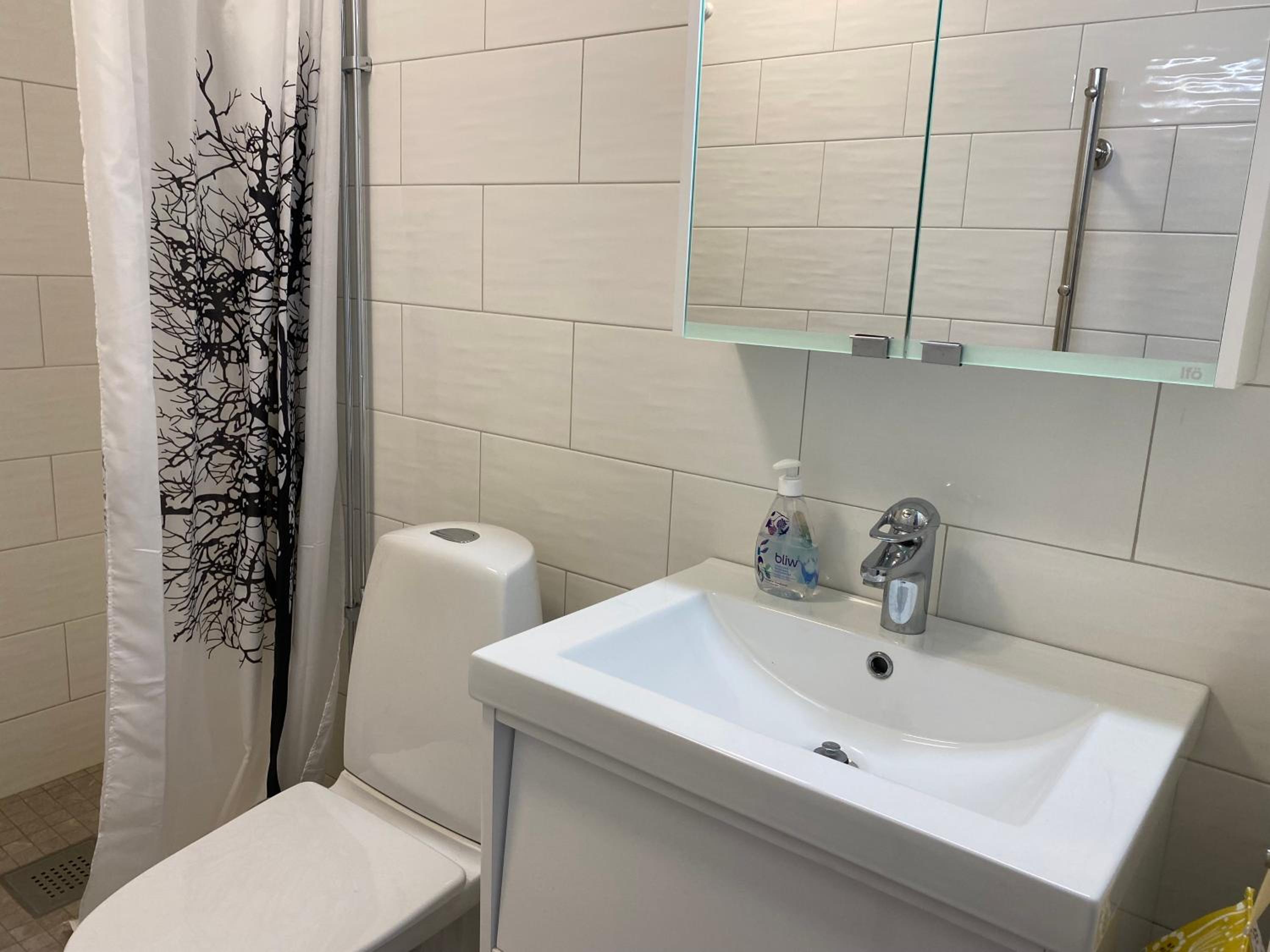 Twin Room with Bathroom - Photo 16