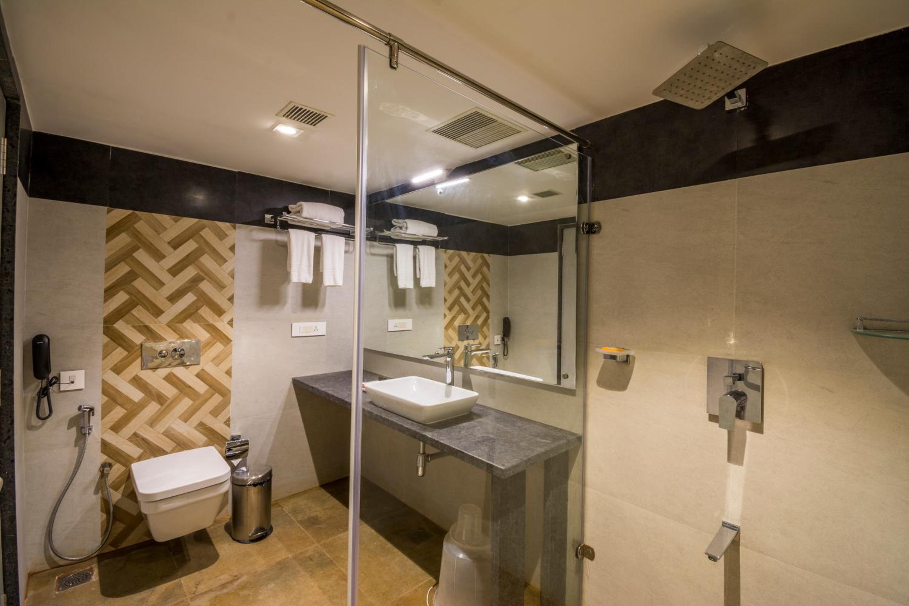 Suite - Photo 3