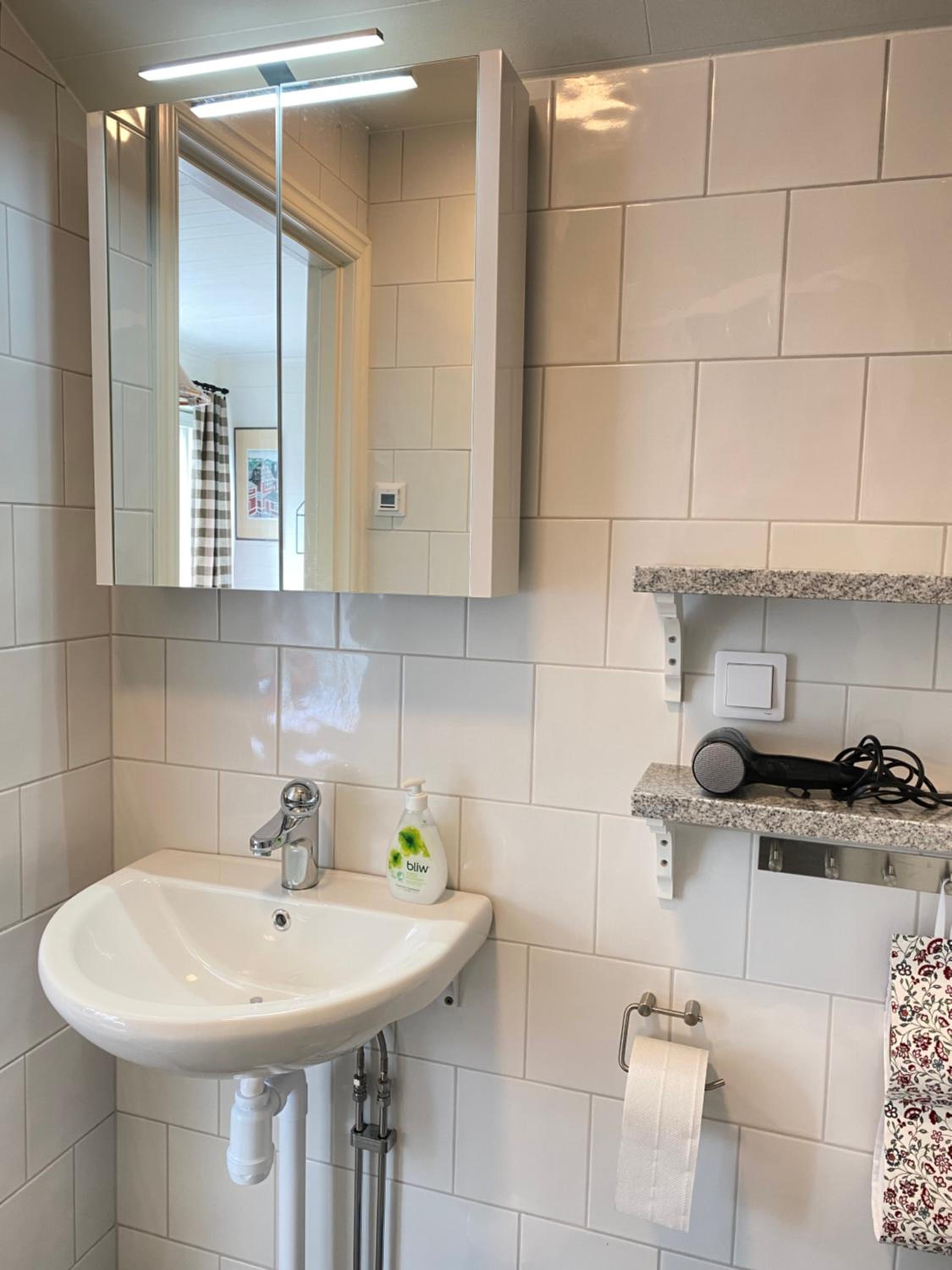 Twin Room with Bathroom - Photo 21
