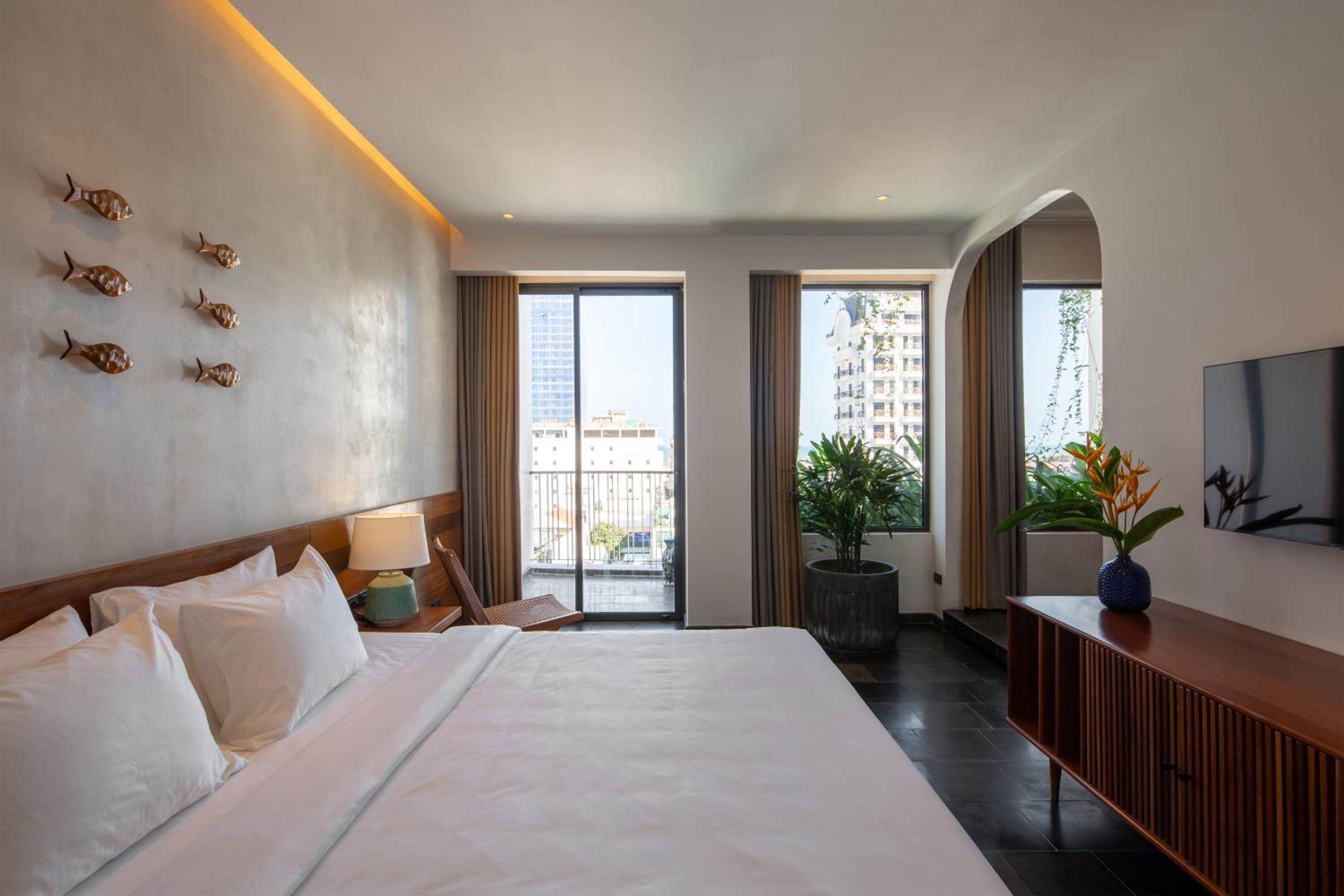 Executive Suite - Photo 8