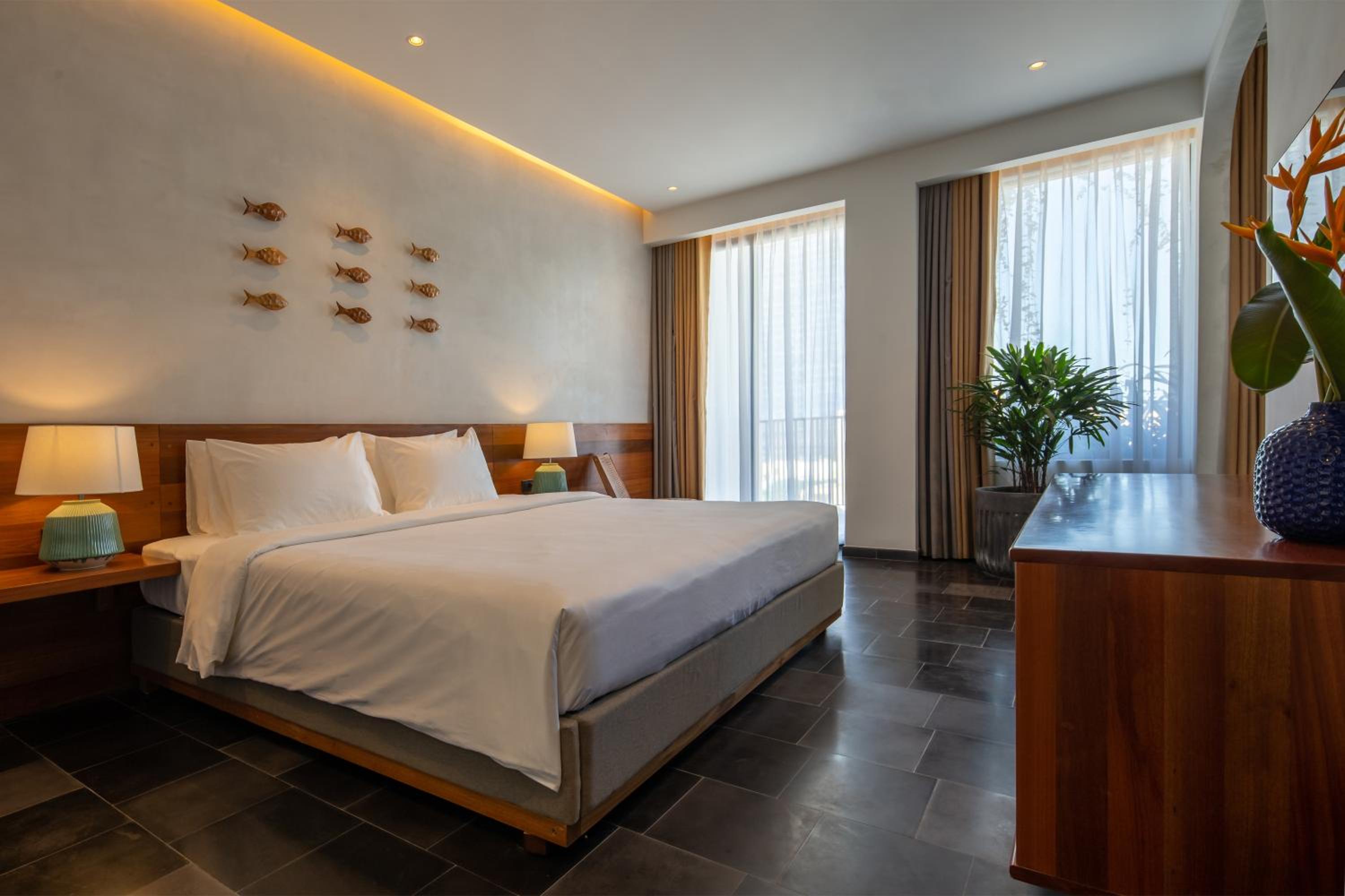 Executive Suite - Photo 12