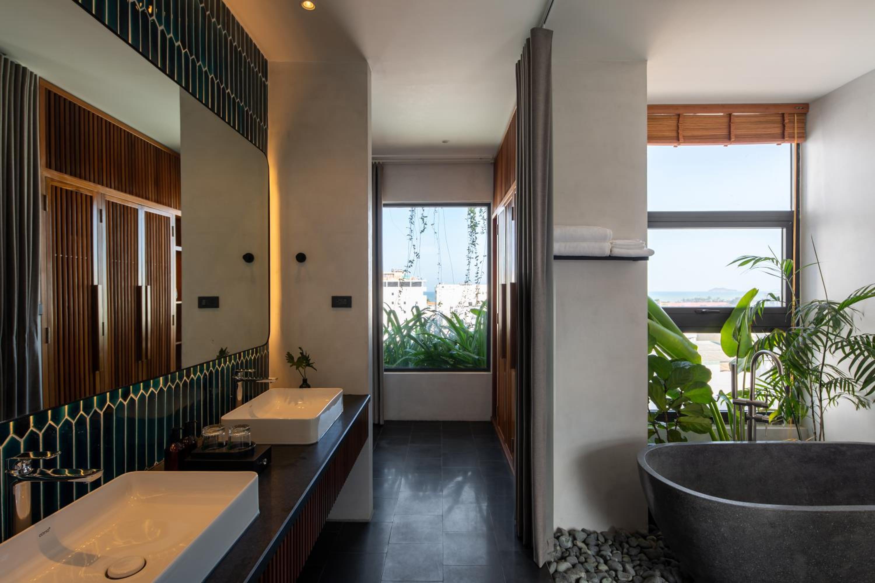 Executive Suite - Photo 10