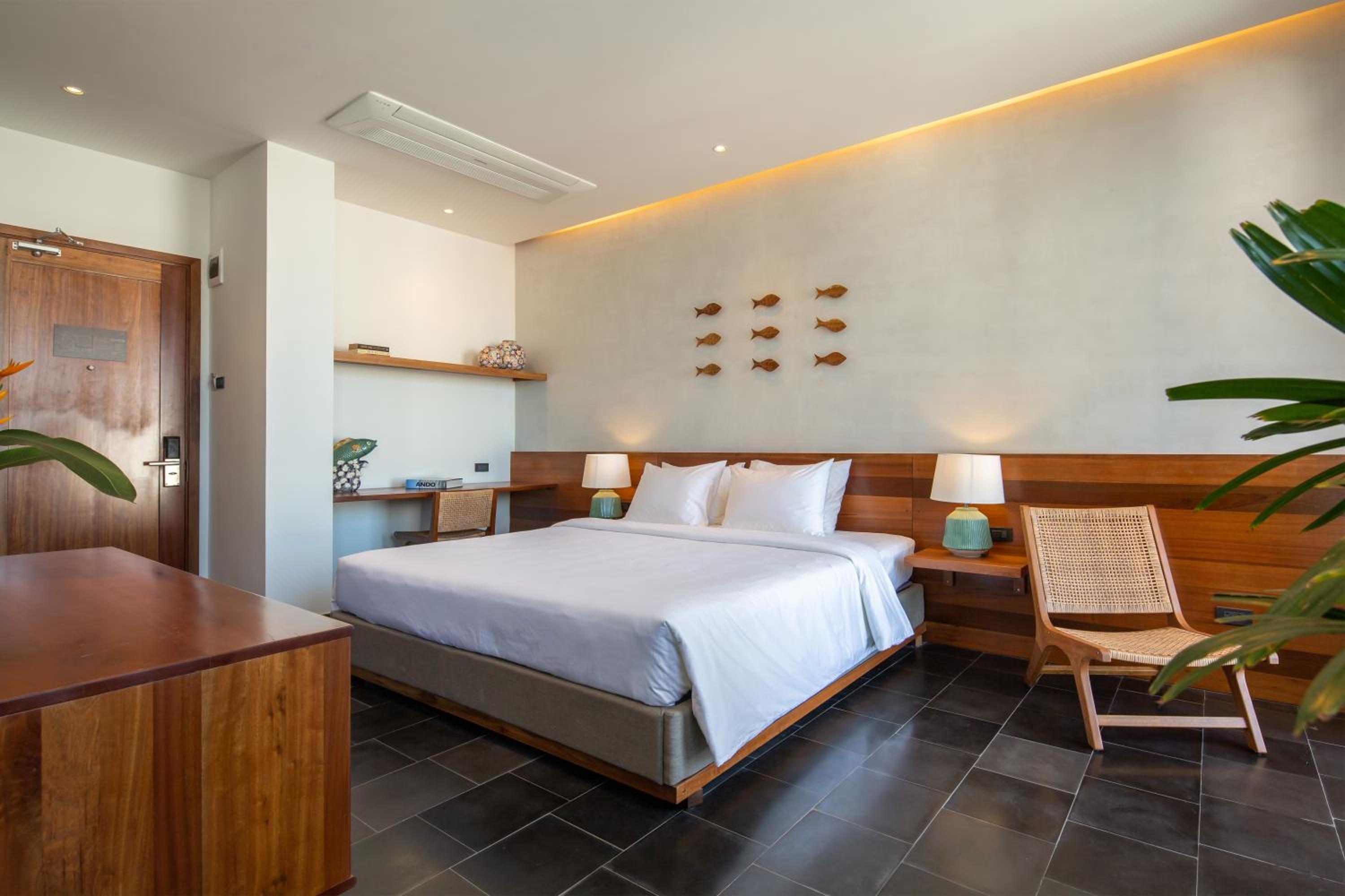 Executive Suite - Photo 9