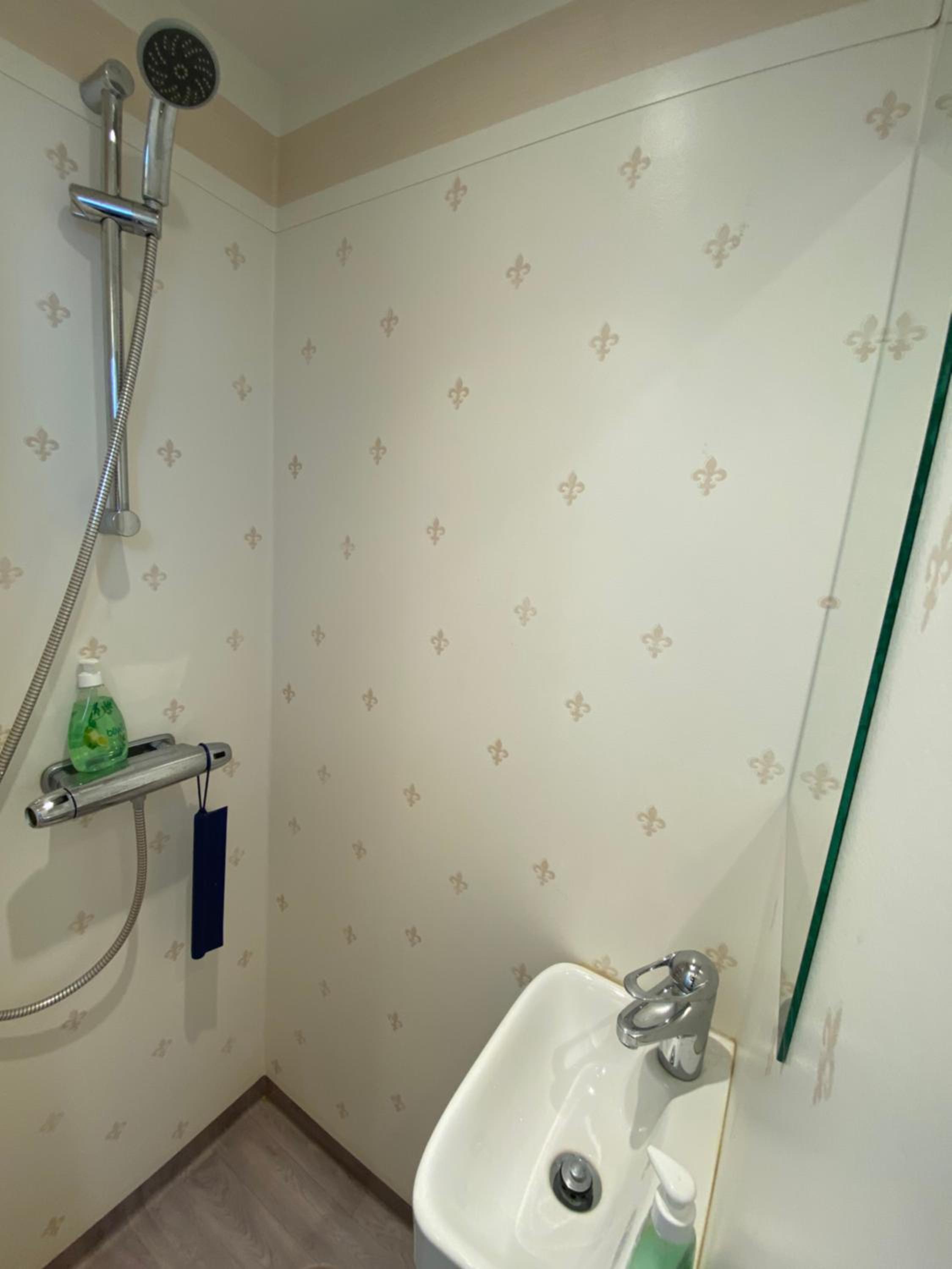 Triple Room with Bathroom - Photo 11