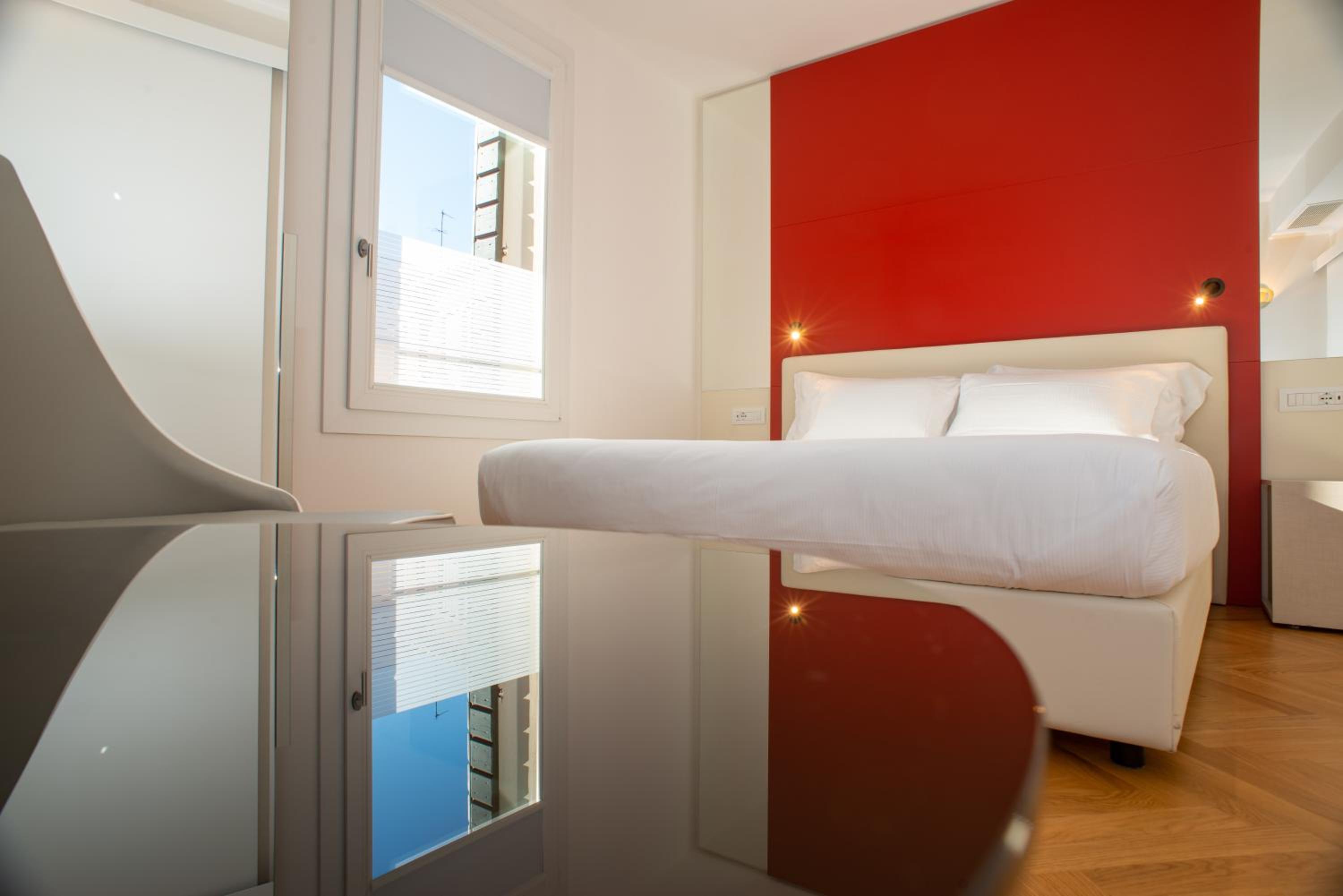 Deluxe Double Room - Photo 9