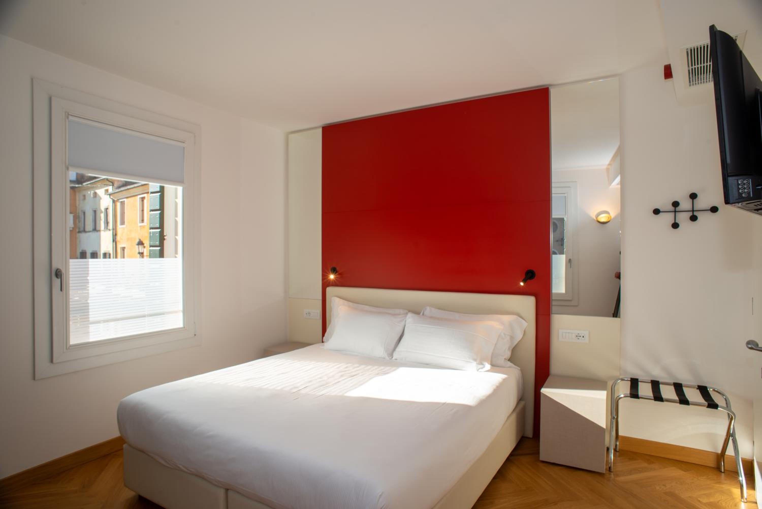 Deluxe Double Room - Photo 12