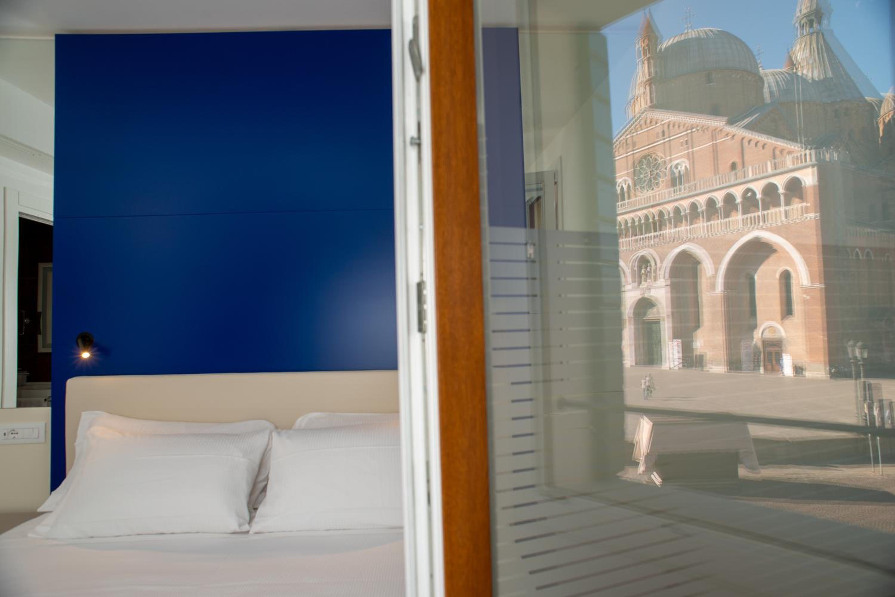 Deluxe Double Room - Photo 17