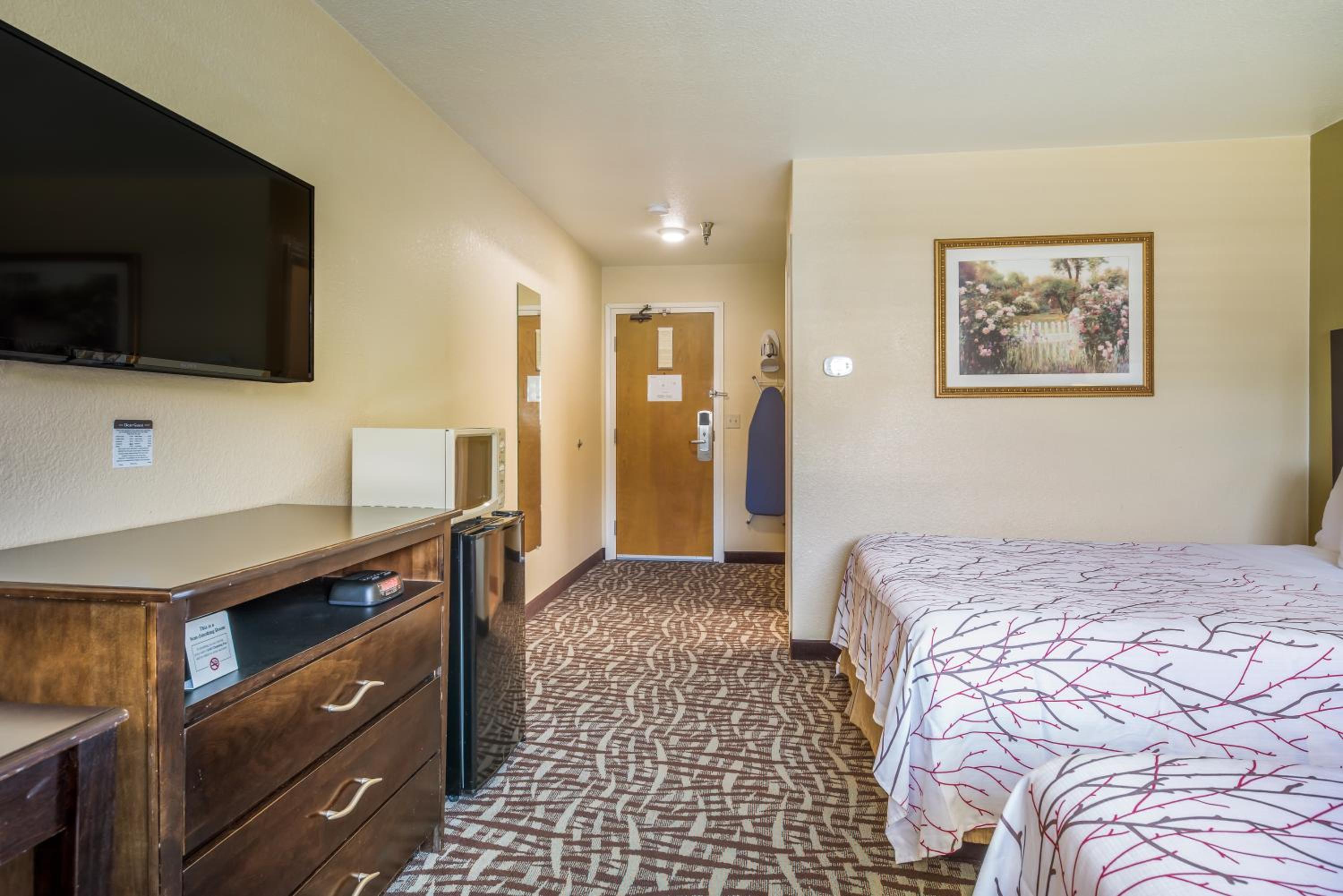 Queen Room with Two Queen Beds - Photo 2