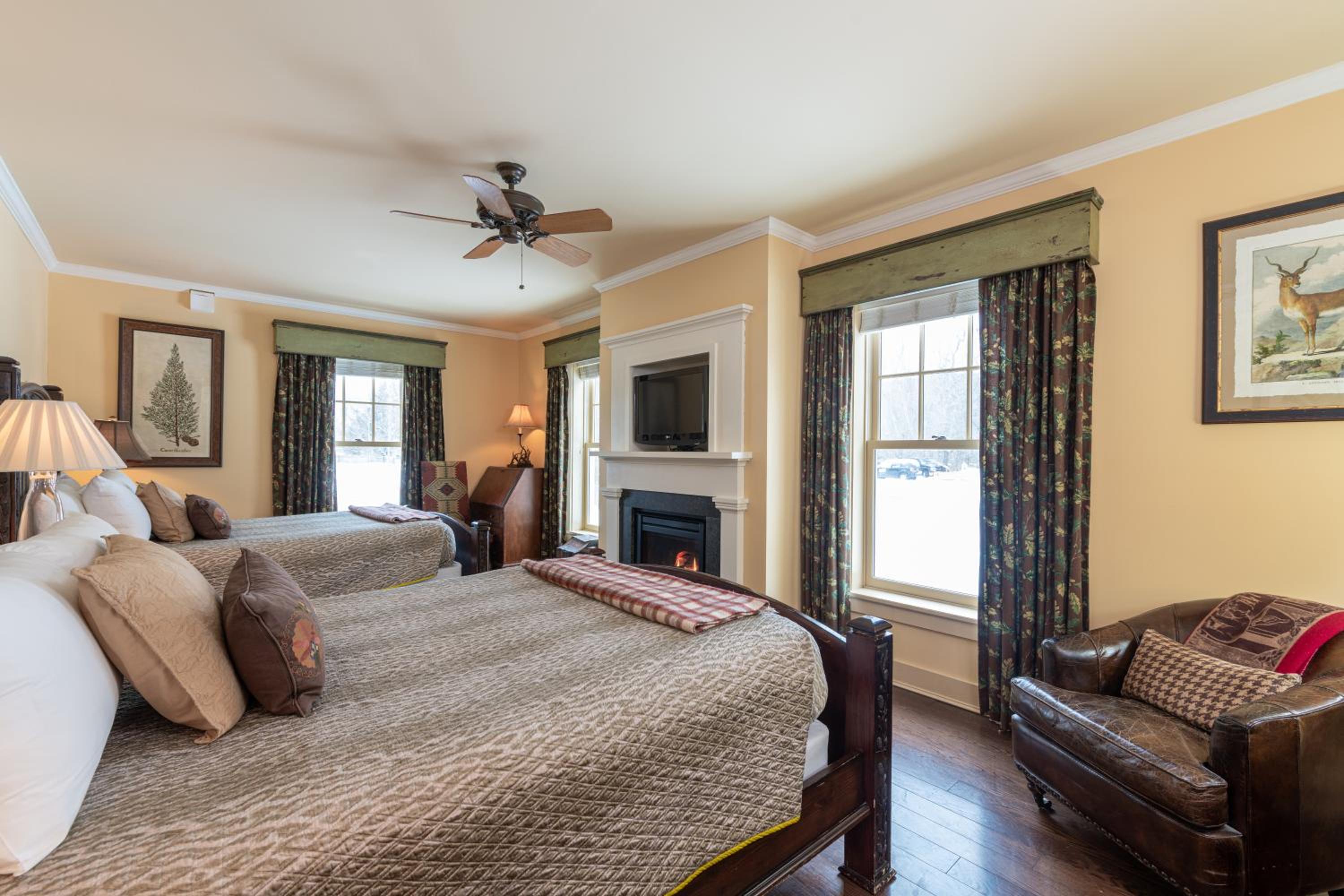 Deluxe Queen Room with Two Queen Beds photo 1