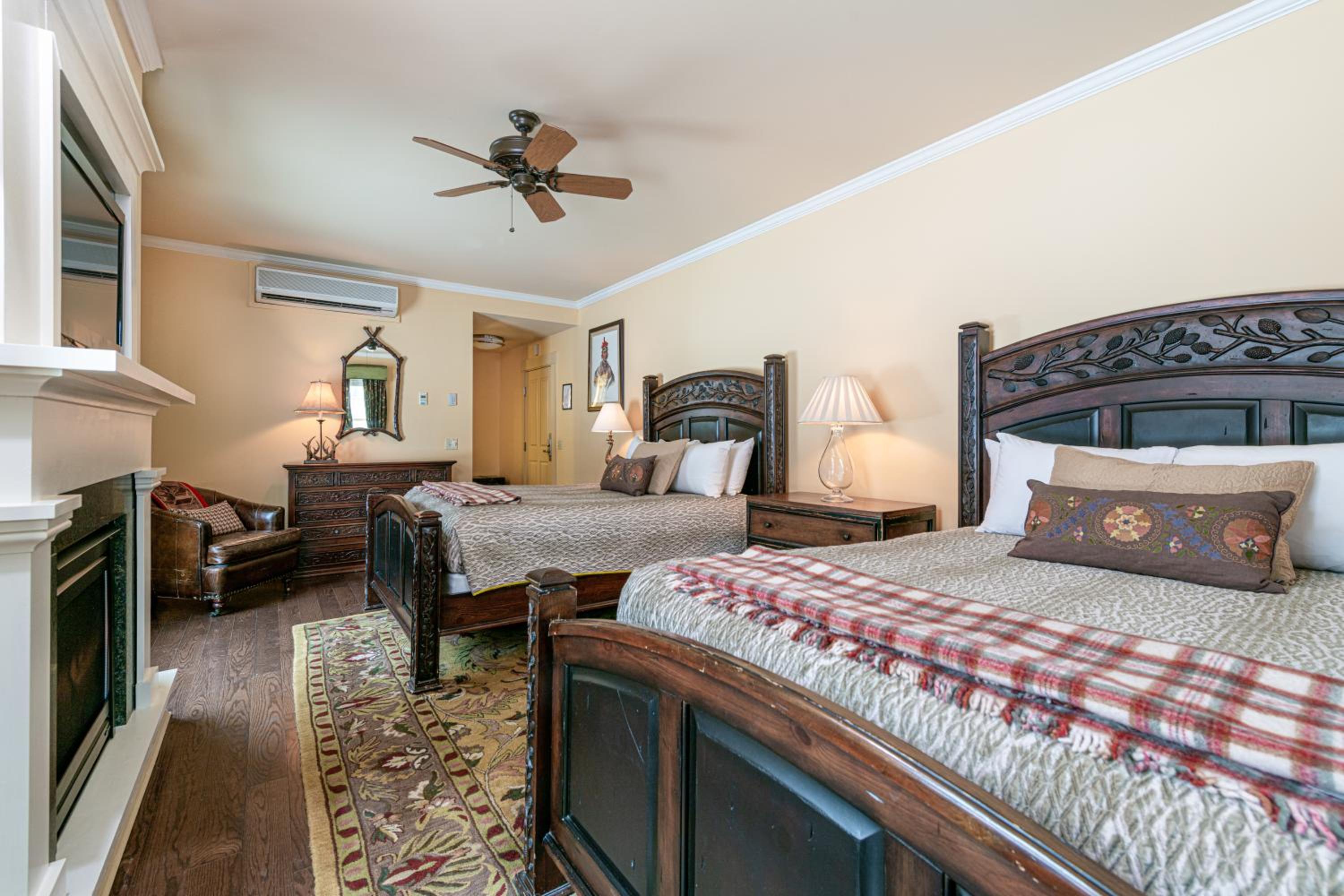 Deluxe Queen Room with Two Queen Beds photo 3