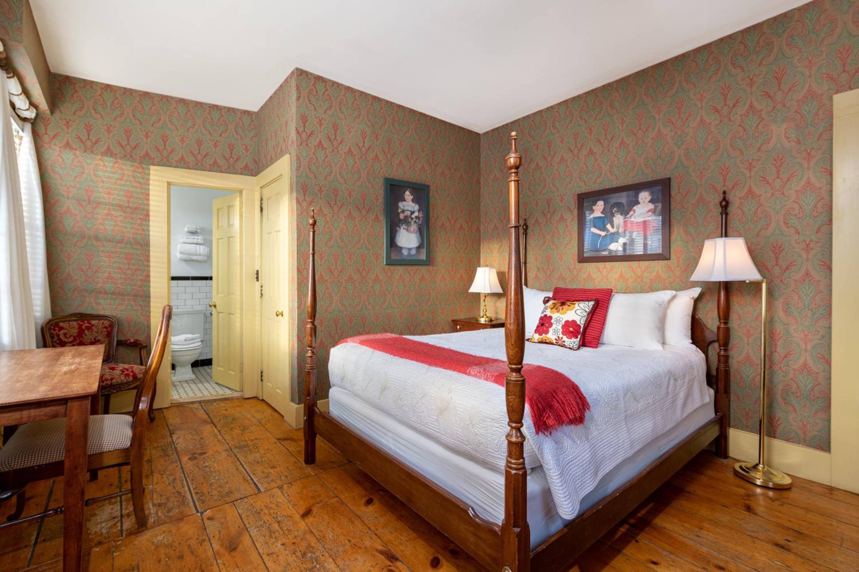 Queen Room photo 1