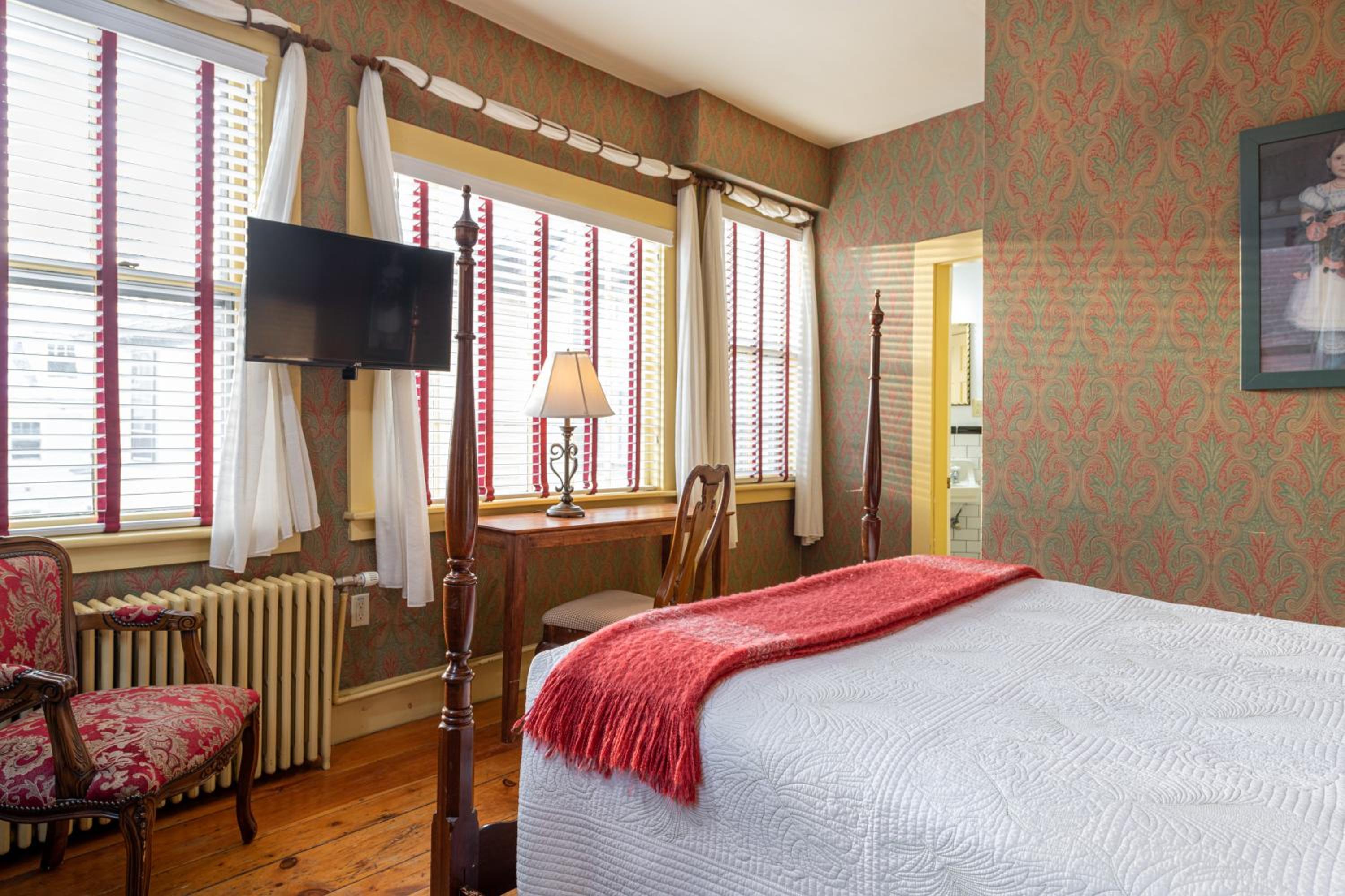 Queen Room photo 2